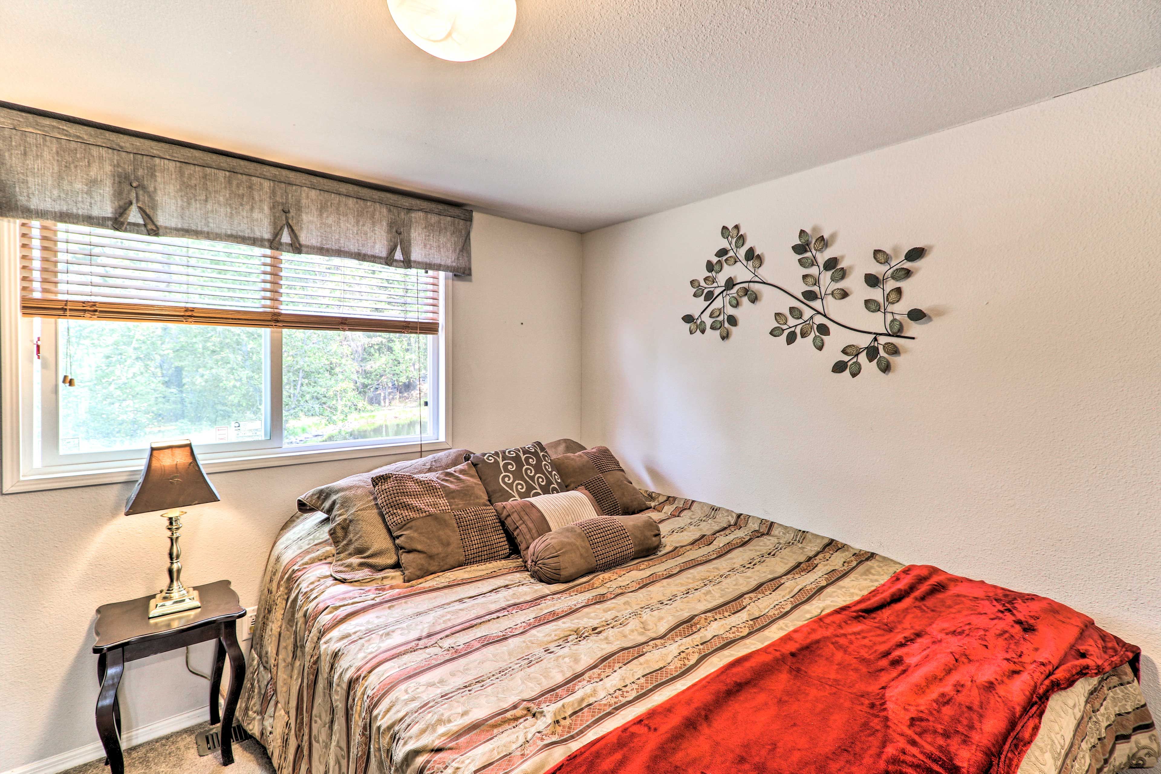 Bedroom | Queen Bed