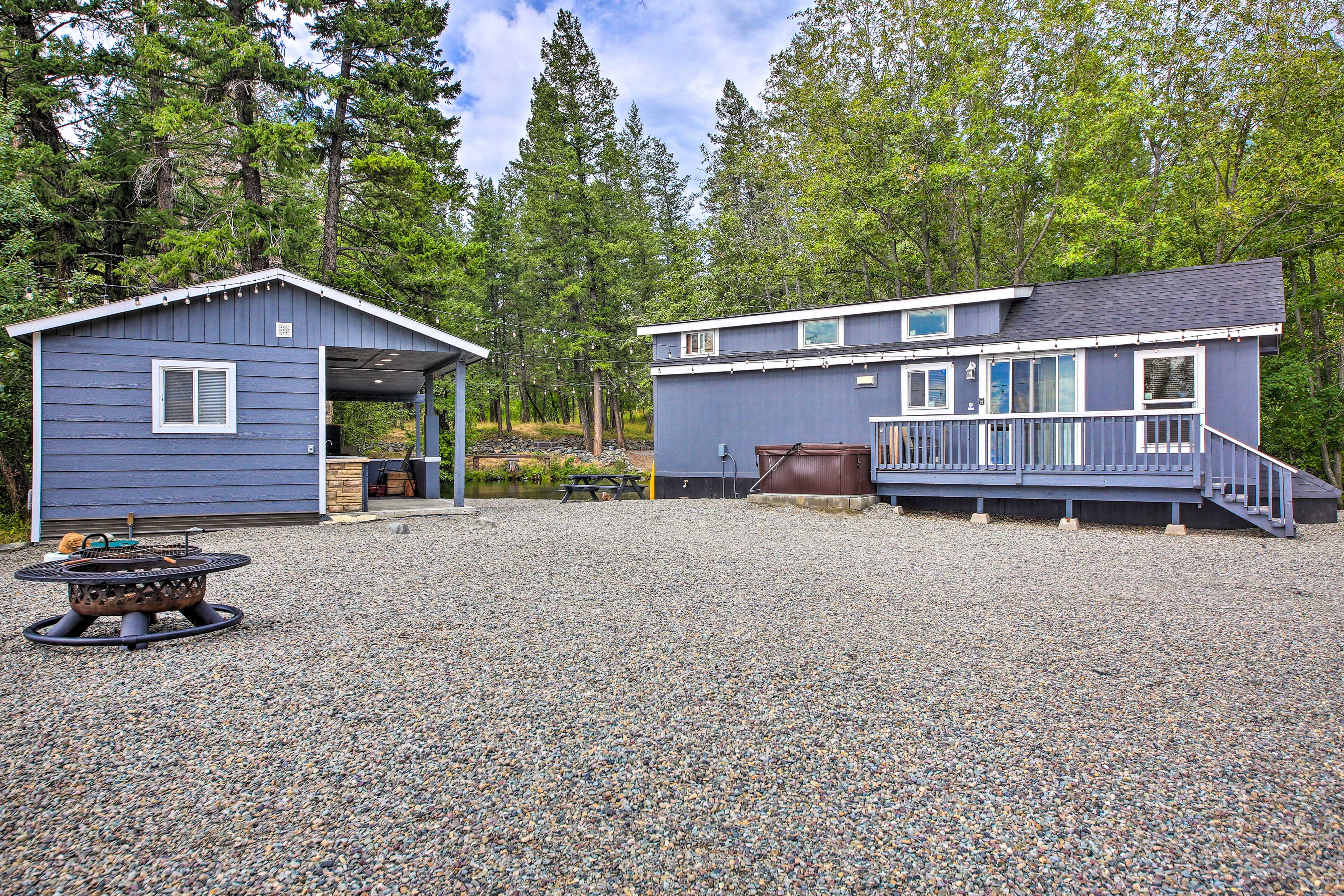 Backyard  | Wood-Burning Fire Pit | Hot Tub | Pedal Boat