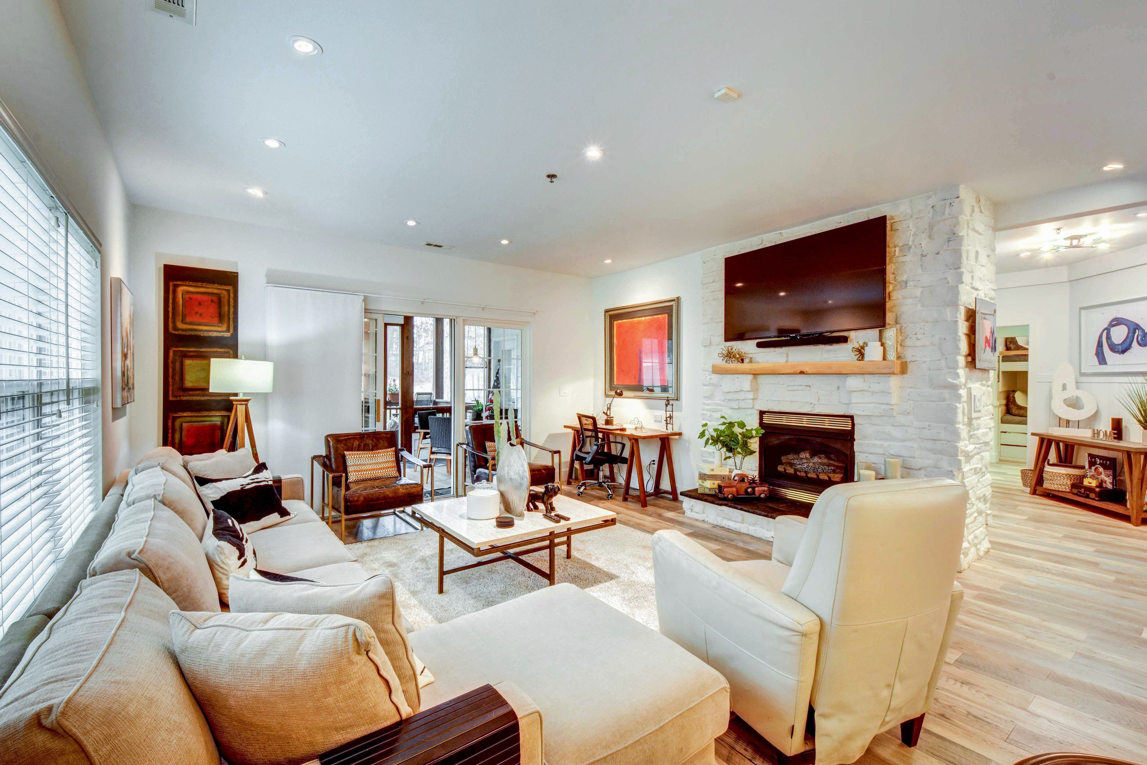 Living Room | Free WiFi | Fireplace | Laptop-Friendly Workspace