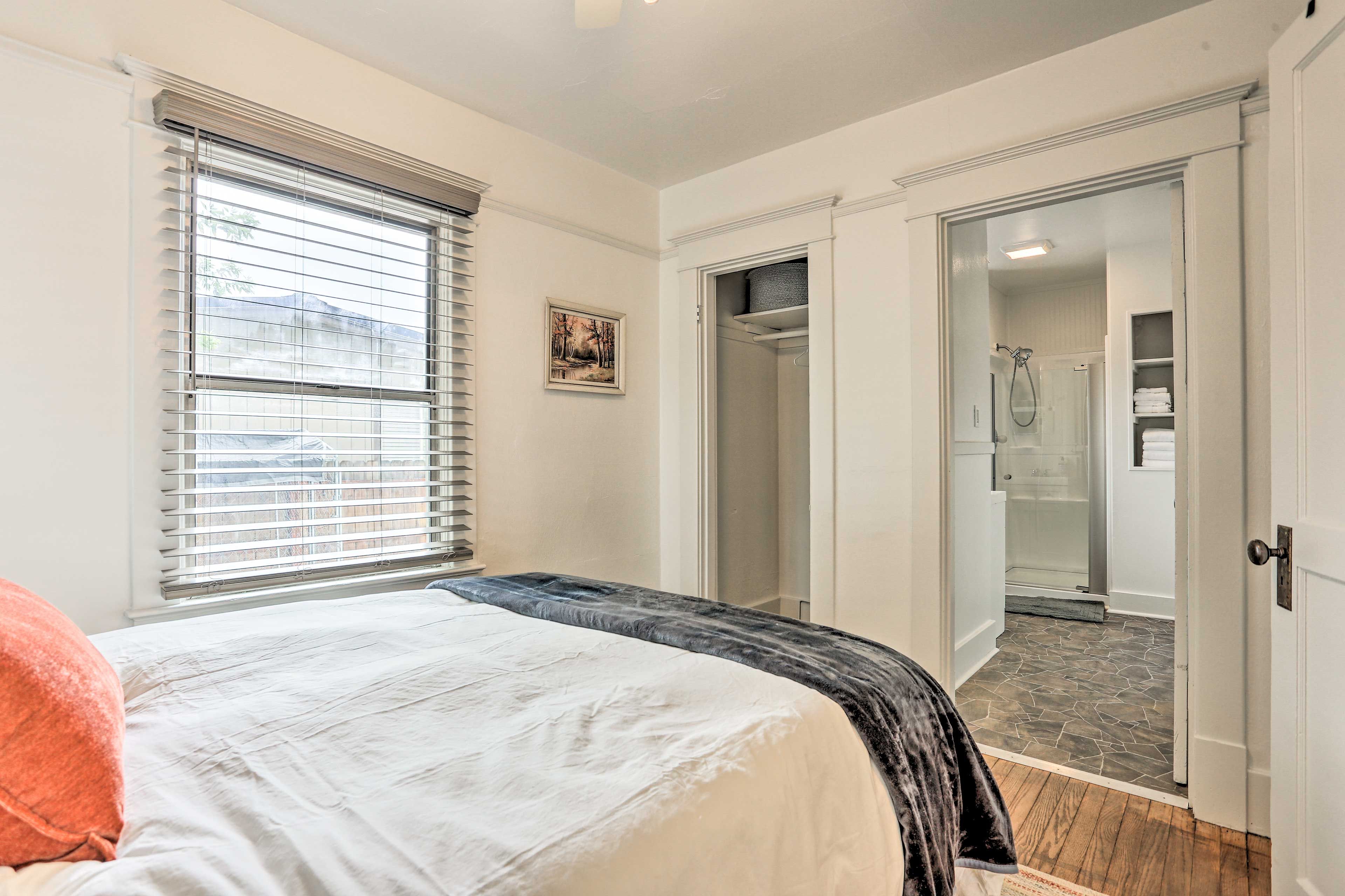 Bedroom | Queen Bed