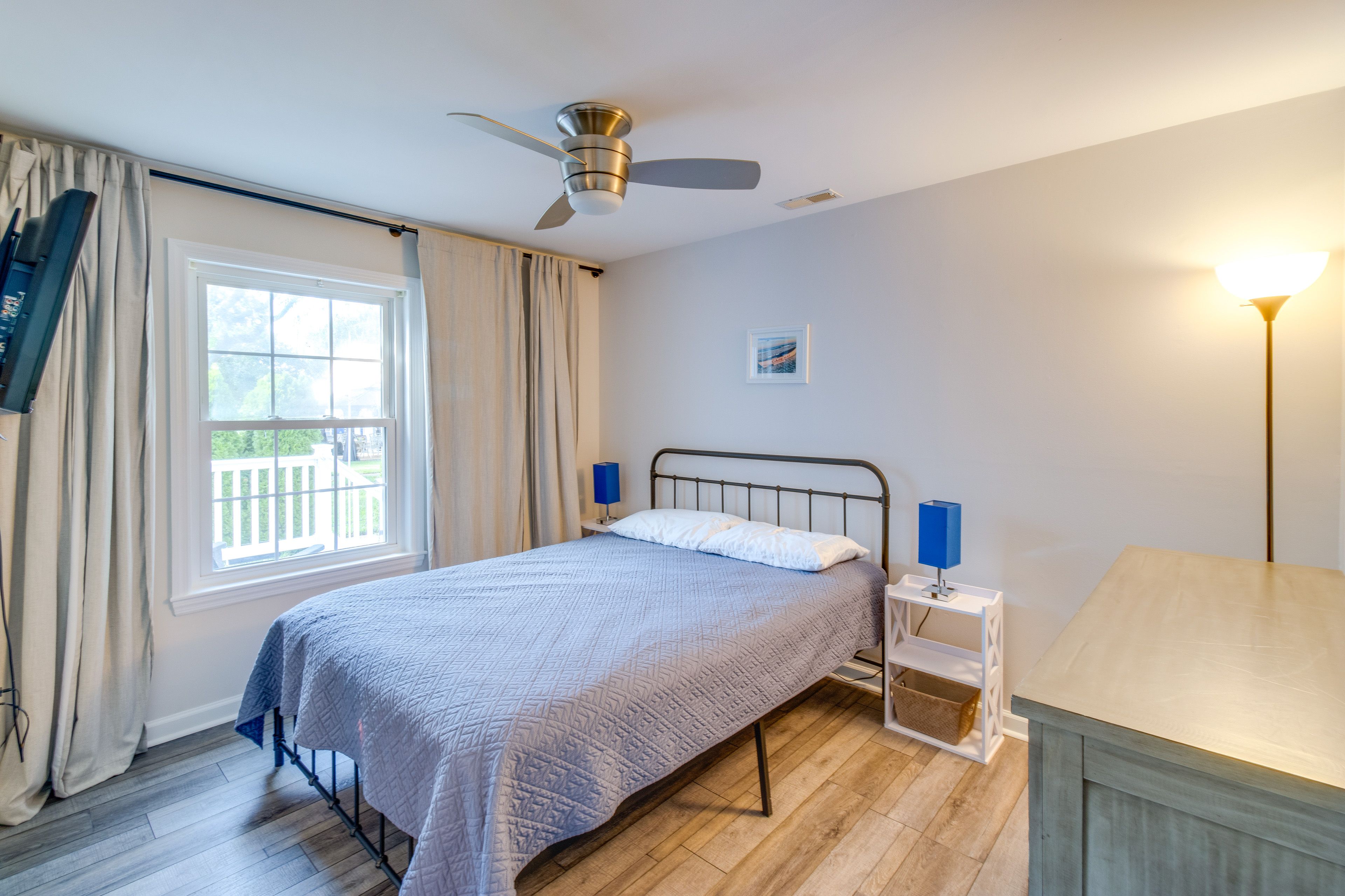 Bedroom 1 | Queen Bed