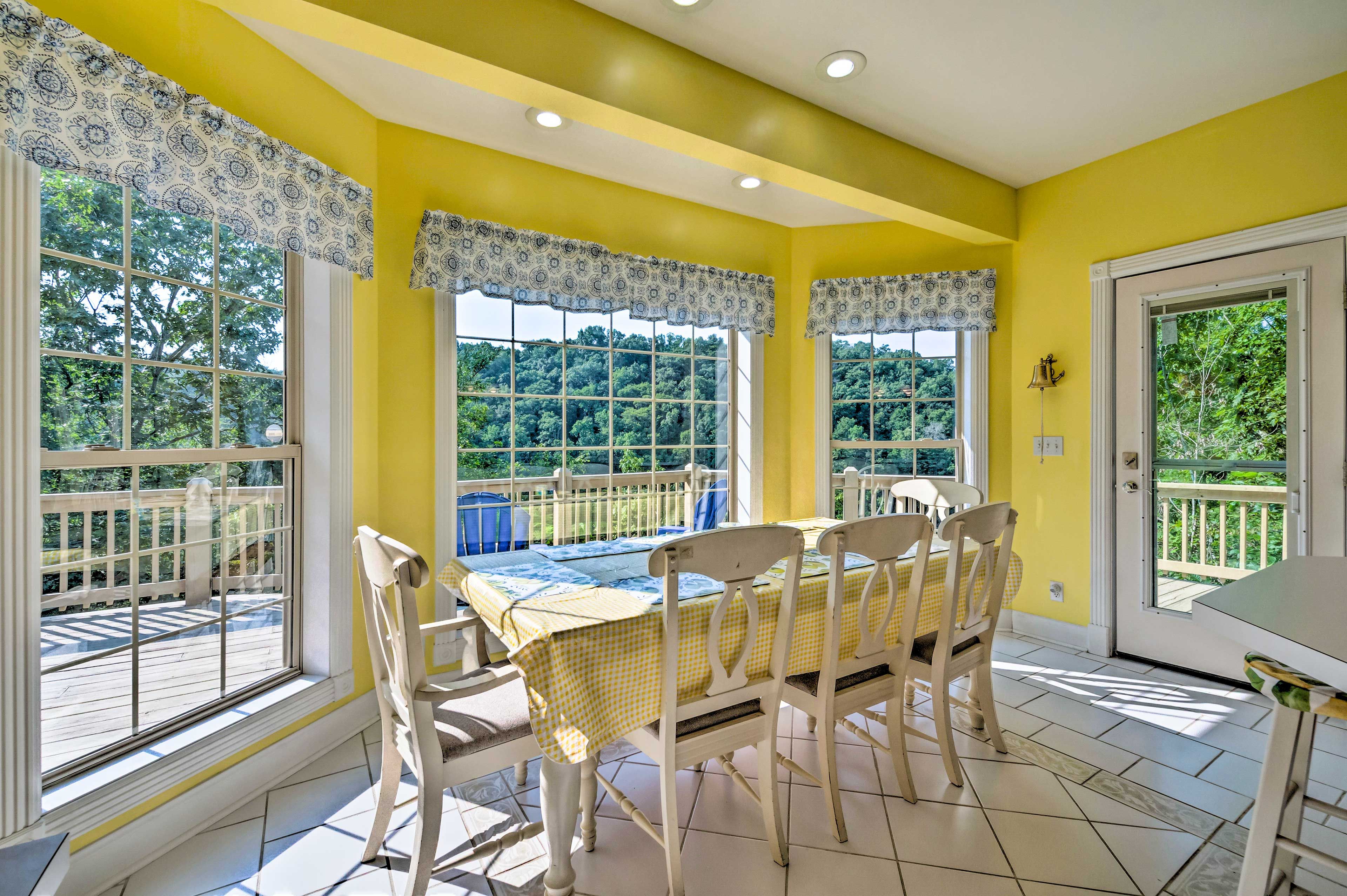 Dining Area | Lake View