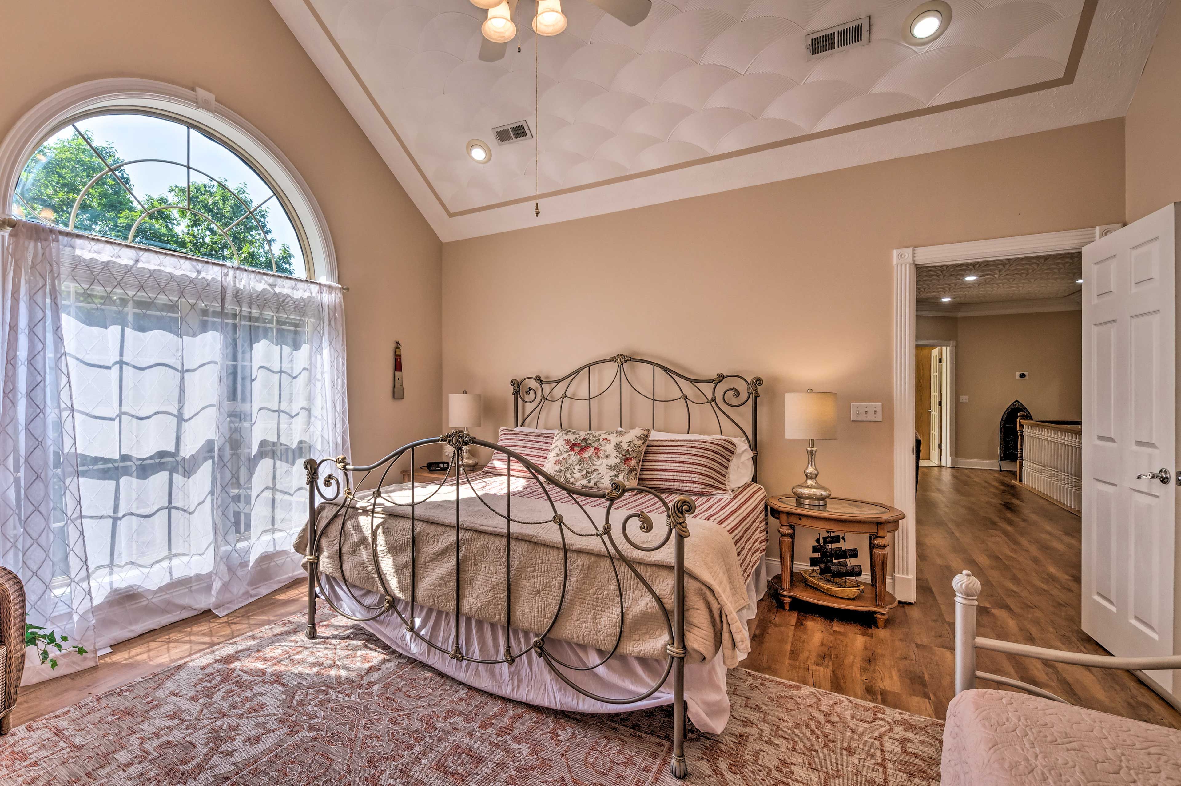 Bedroom 1 | King Bed | Twin Daybed