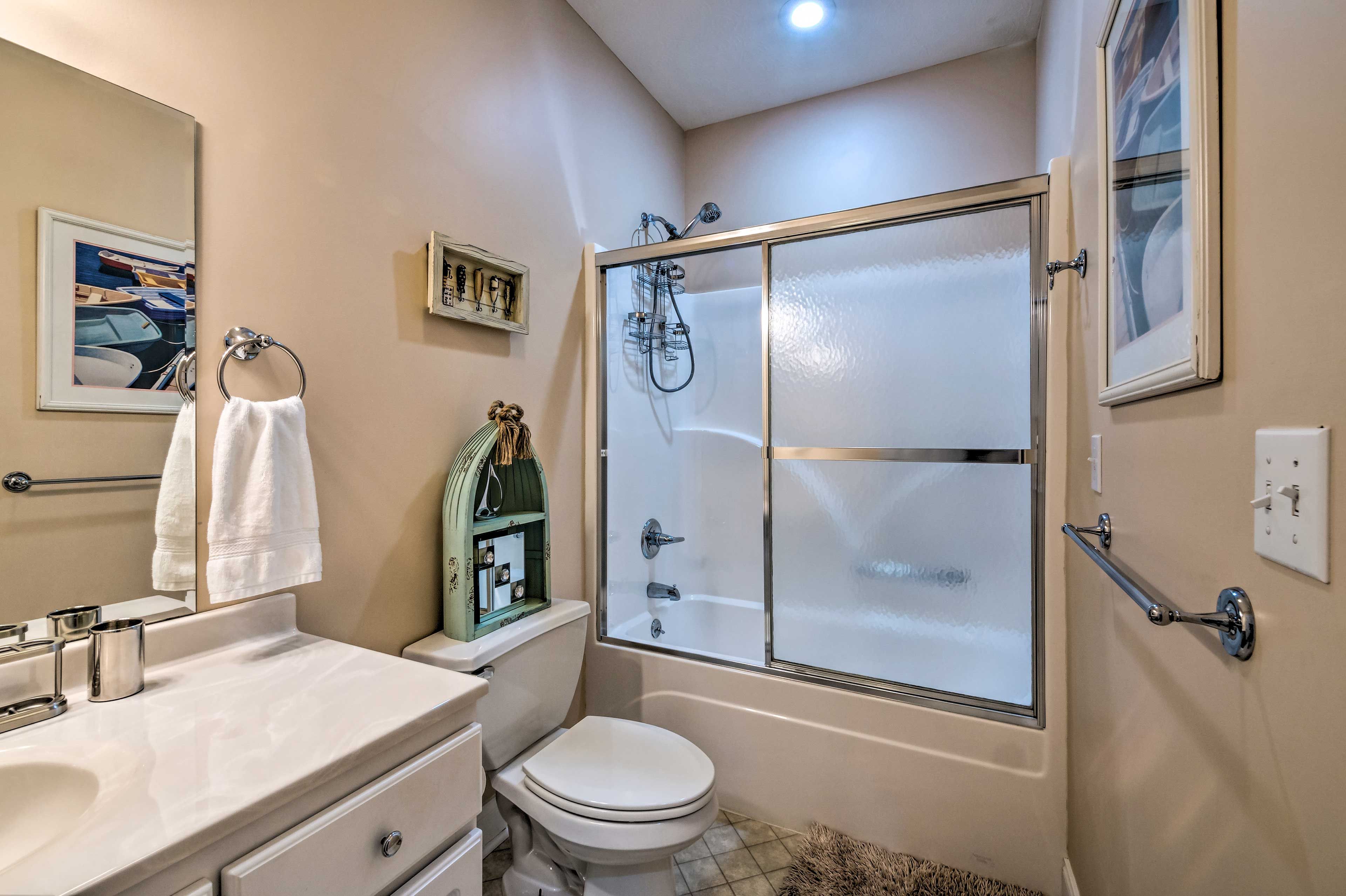 Full Bathroom | Complimentary Toiletries