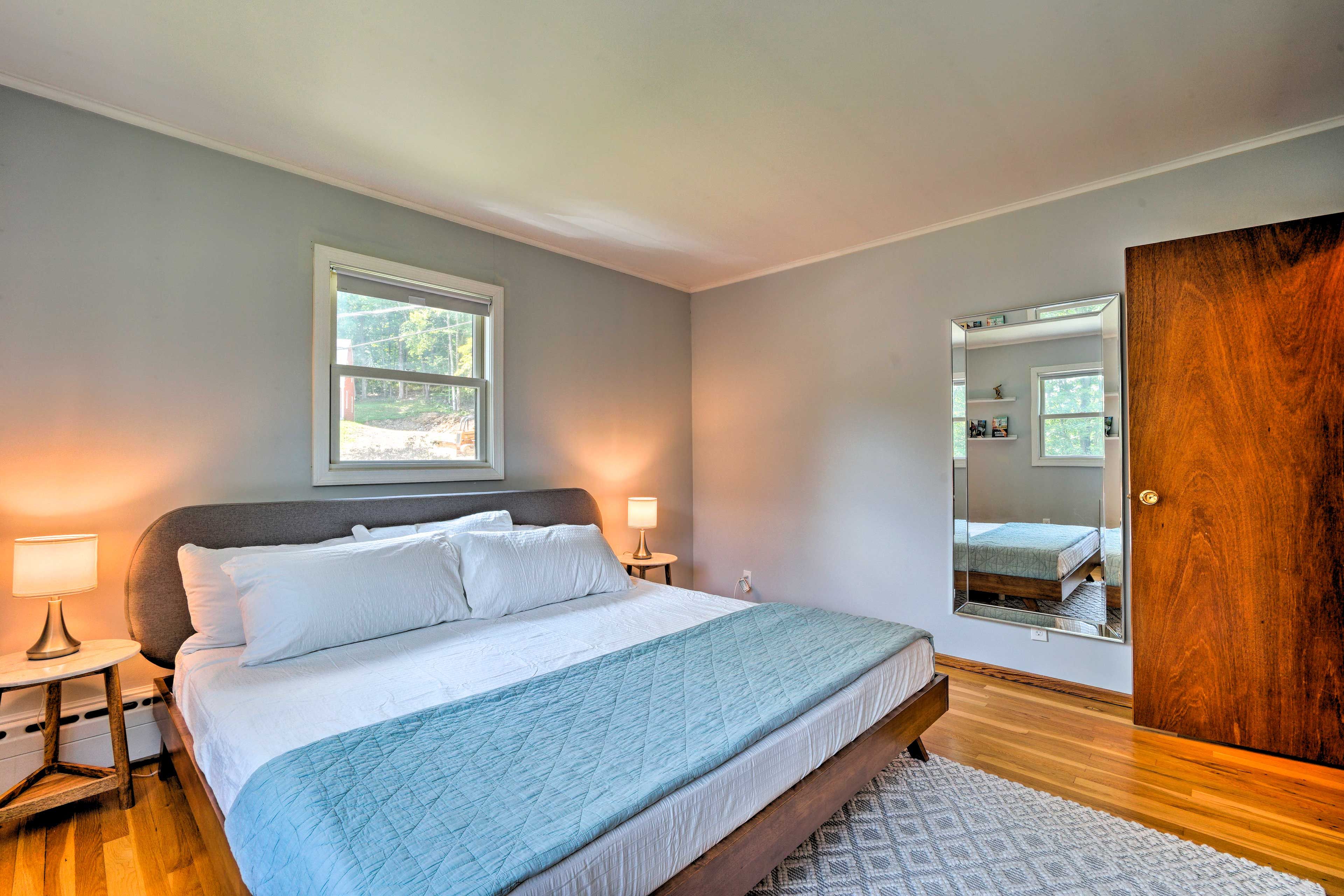 Bedroom 2 | King Bed | 1st Floor