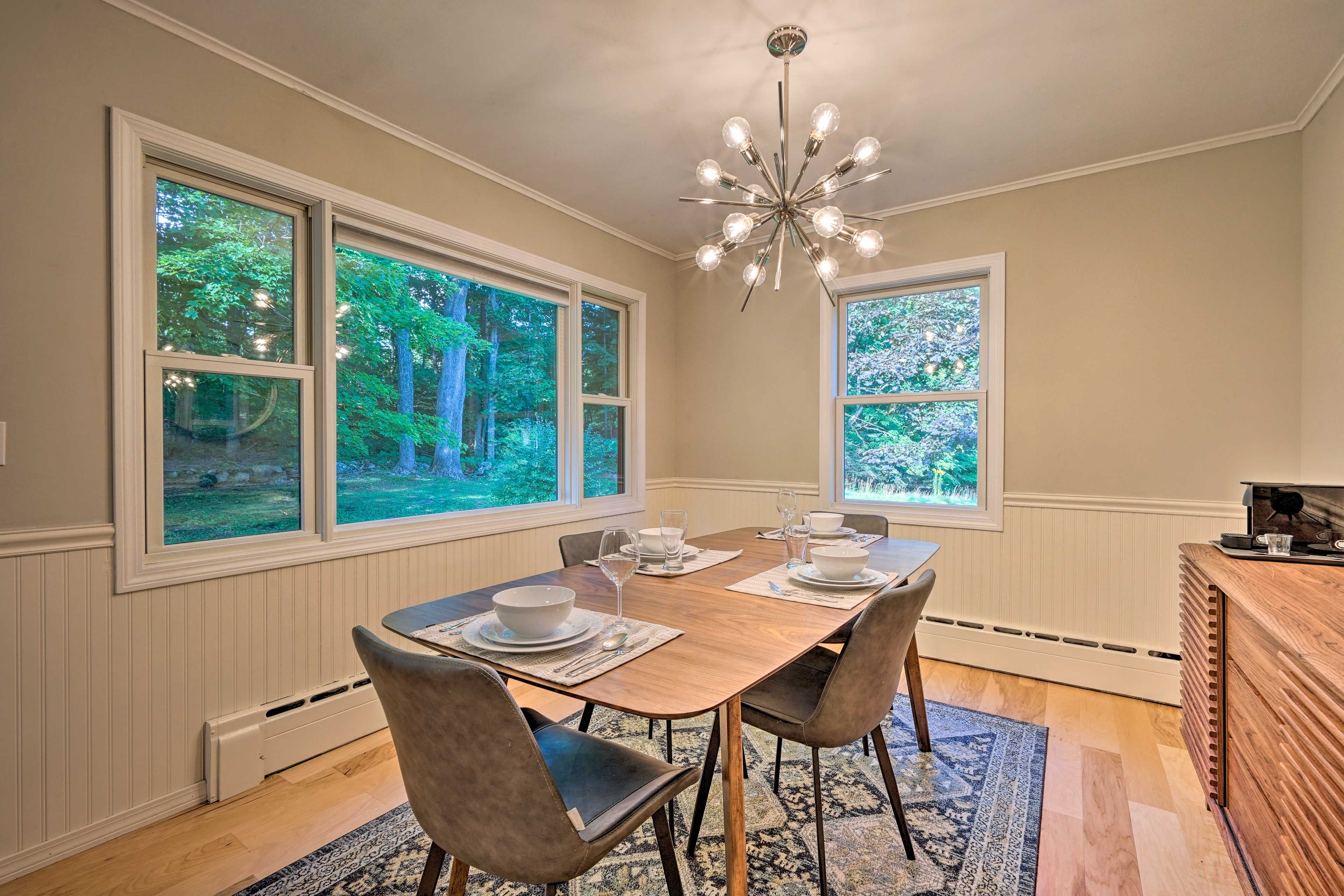 Dining Area | Dishware & Flatware Provided