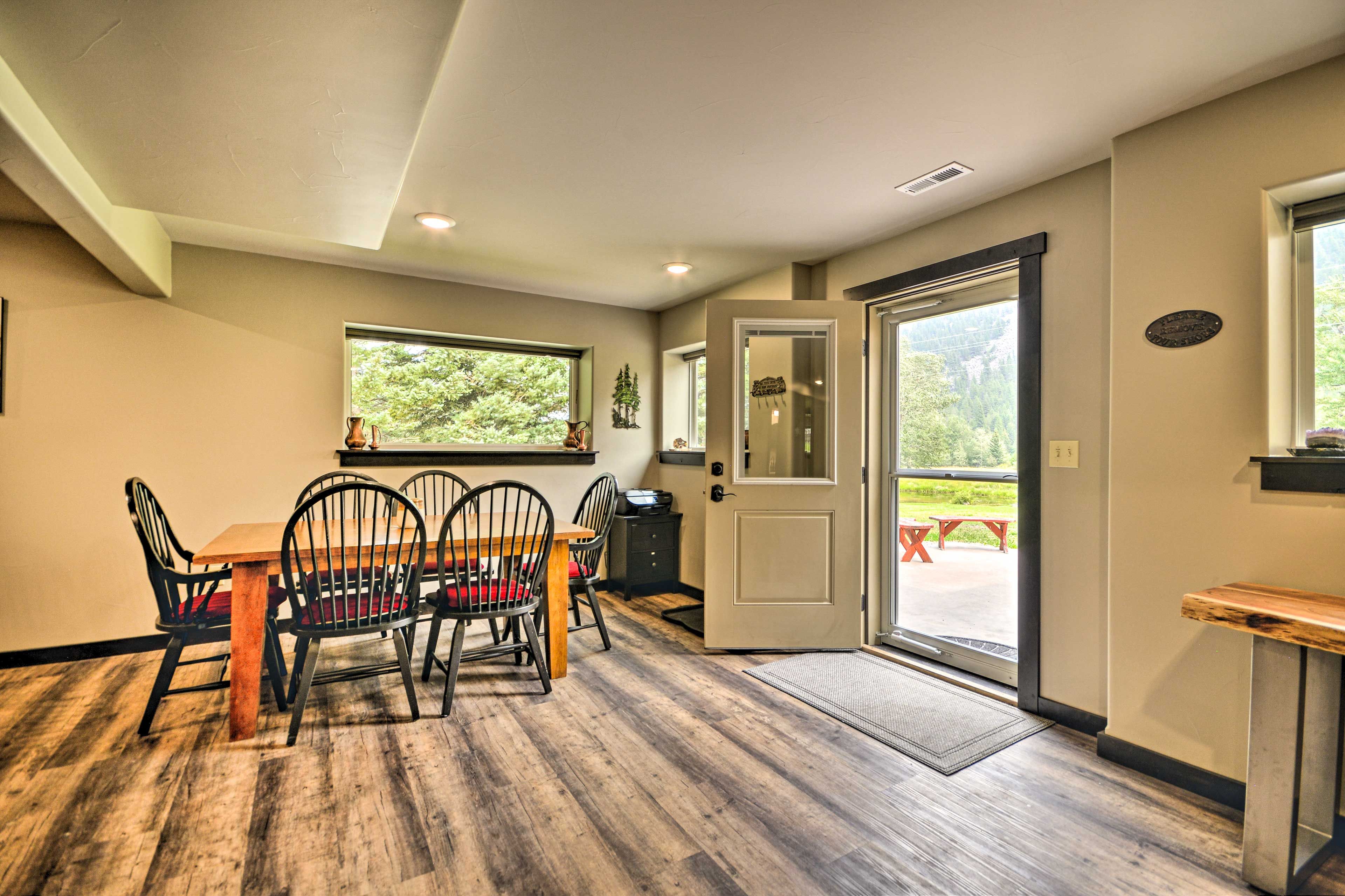 Dining Area | Dishware & Flatware Provided