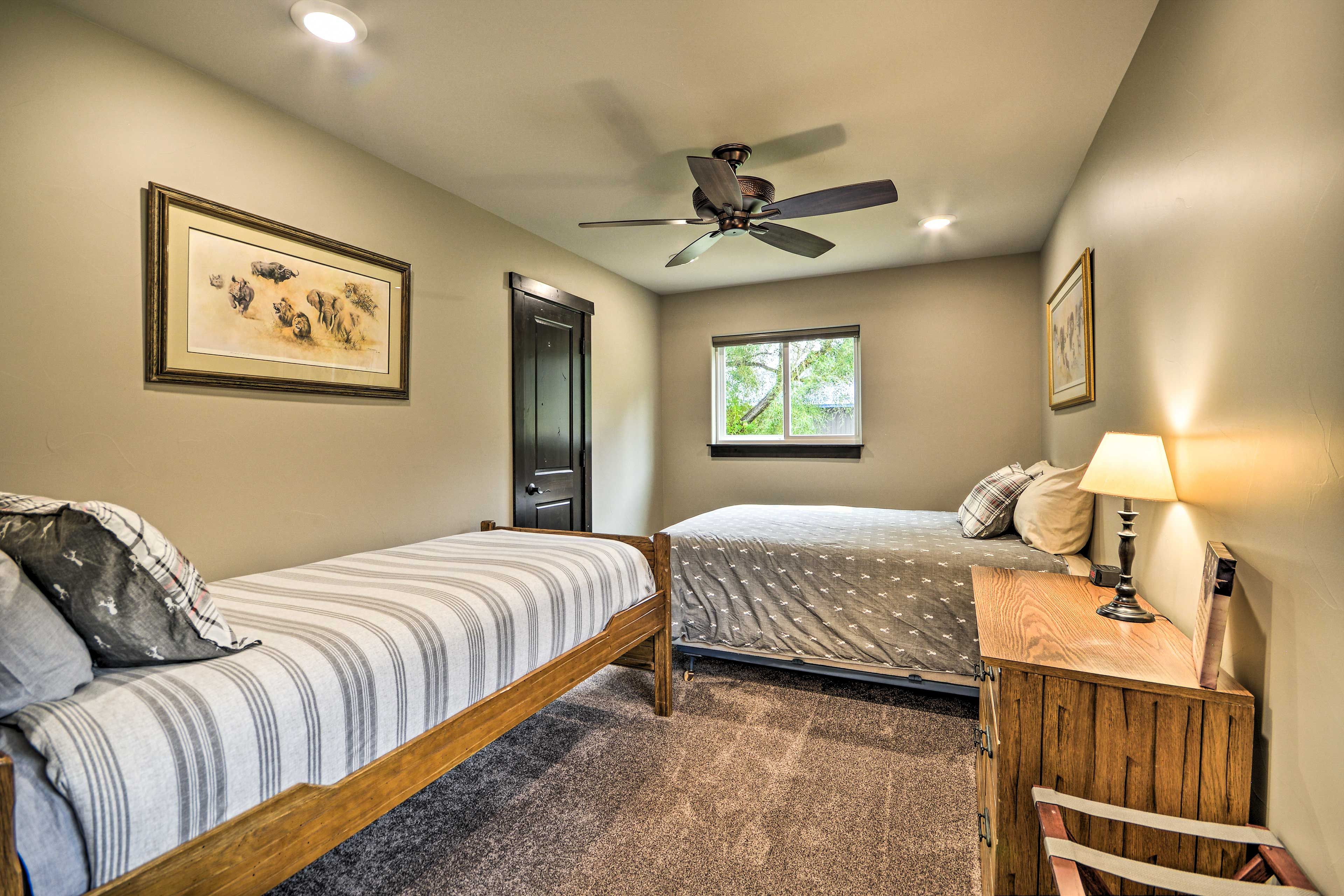 Bedroom 2 | Queen Bed | Twin Bed