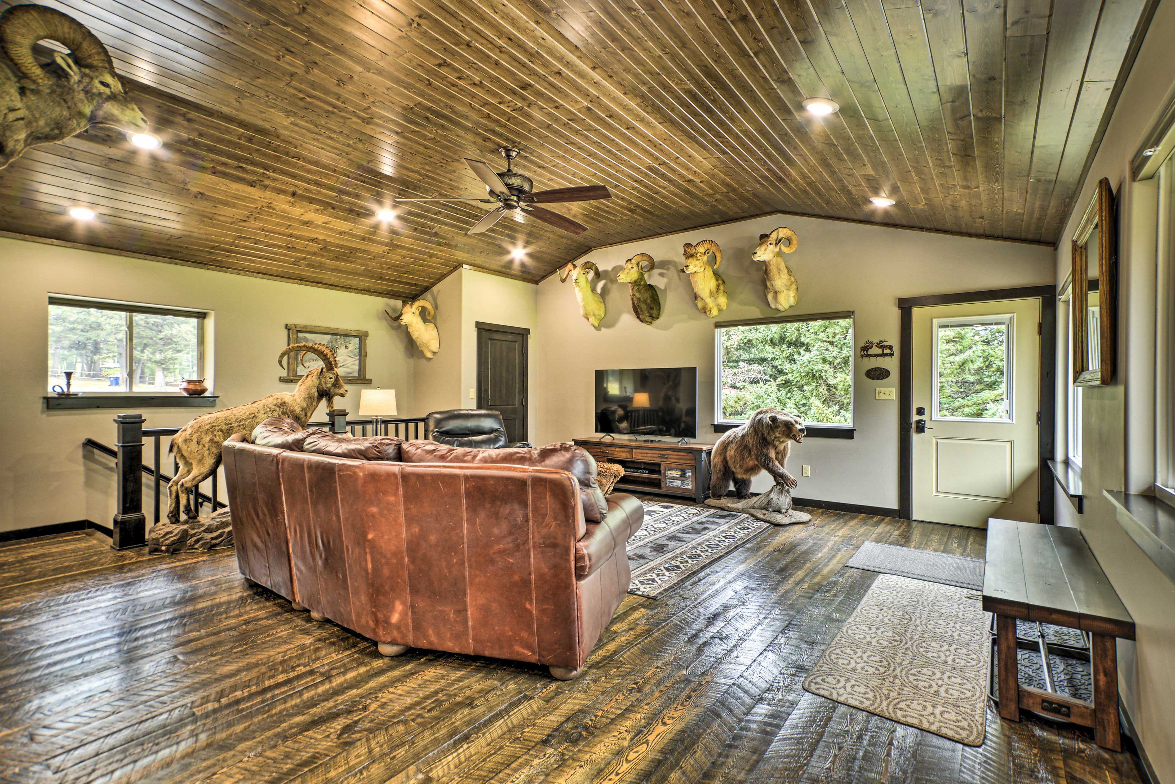 Living Room | Smart TV | Central Heating & A/C