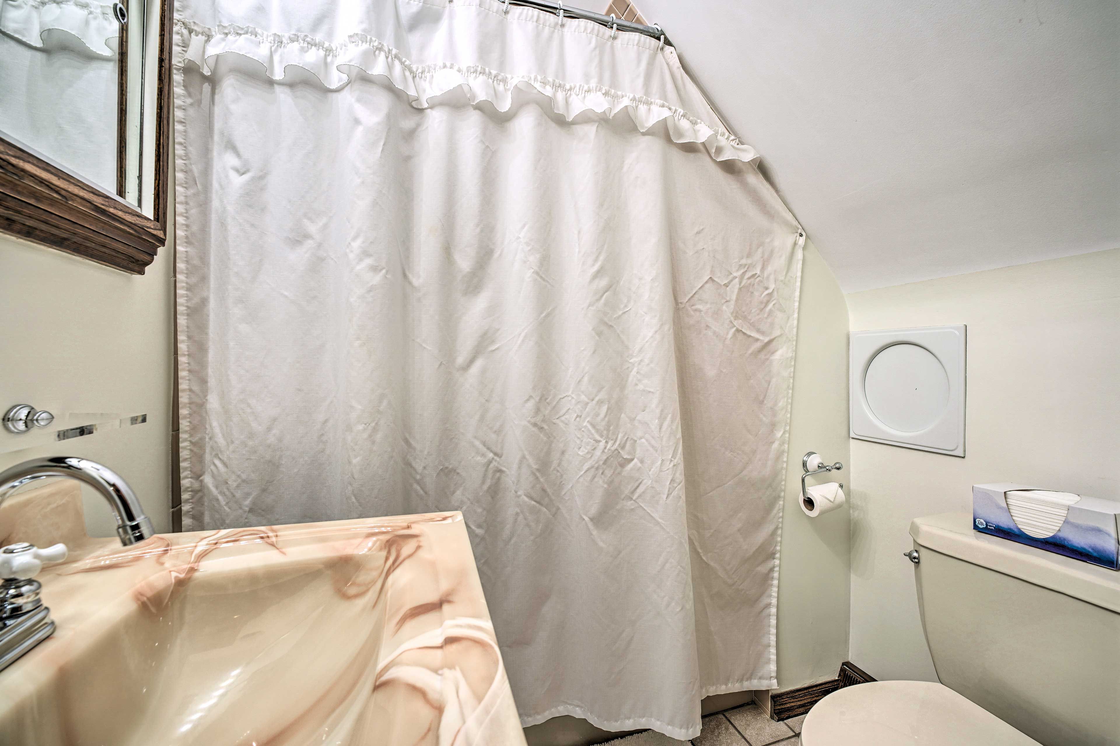 Full Bathroom | Towels Provided
