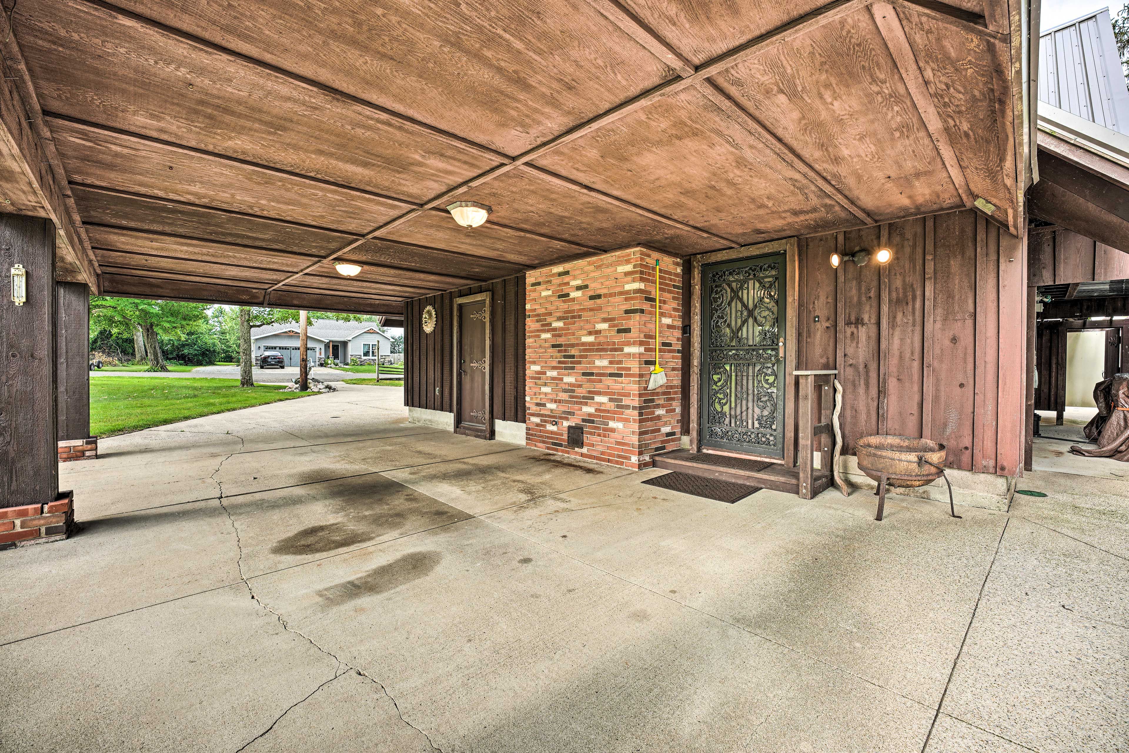Parking | Driveway (6 Vehicles) | Carport