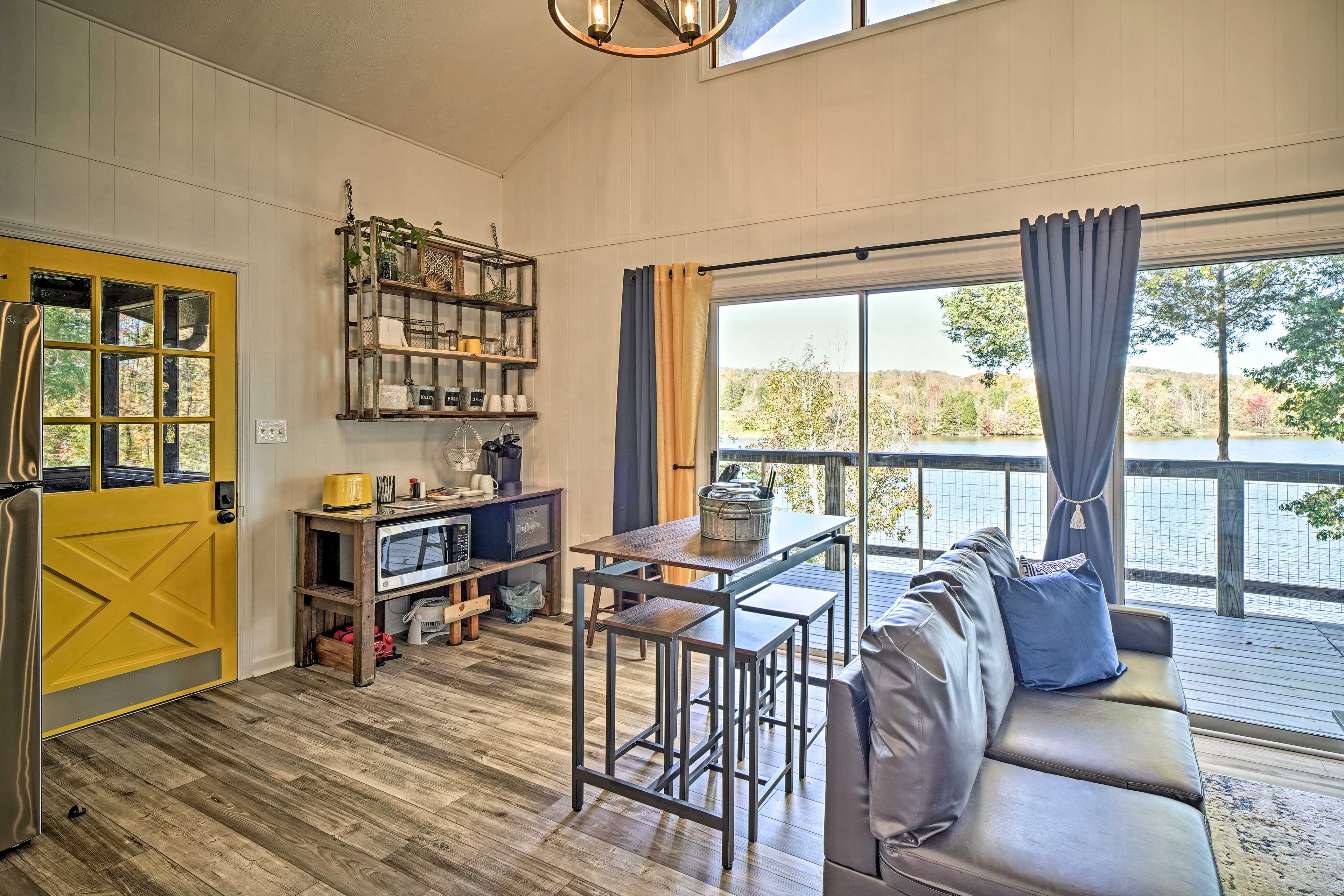 Dining Area | Dishware/Flatware Provided