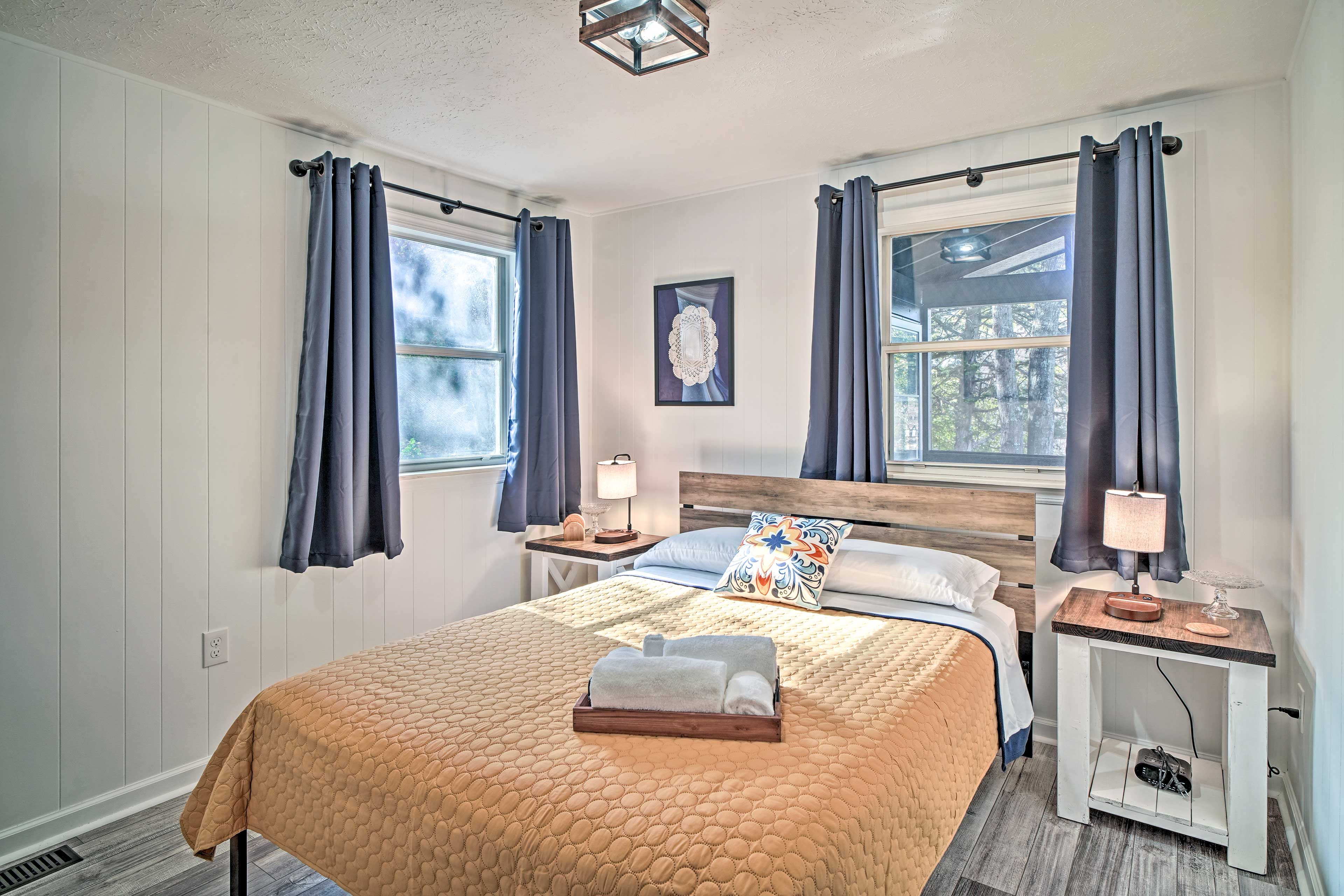 Bedroom 1 | Main Floor | Queen Bed