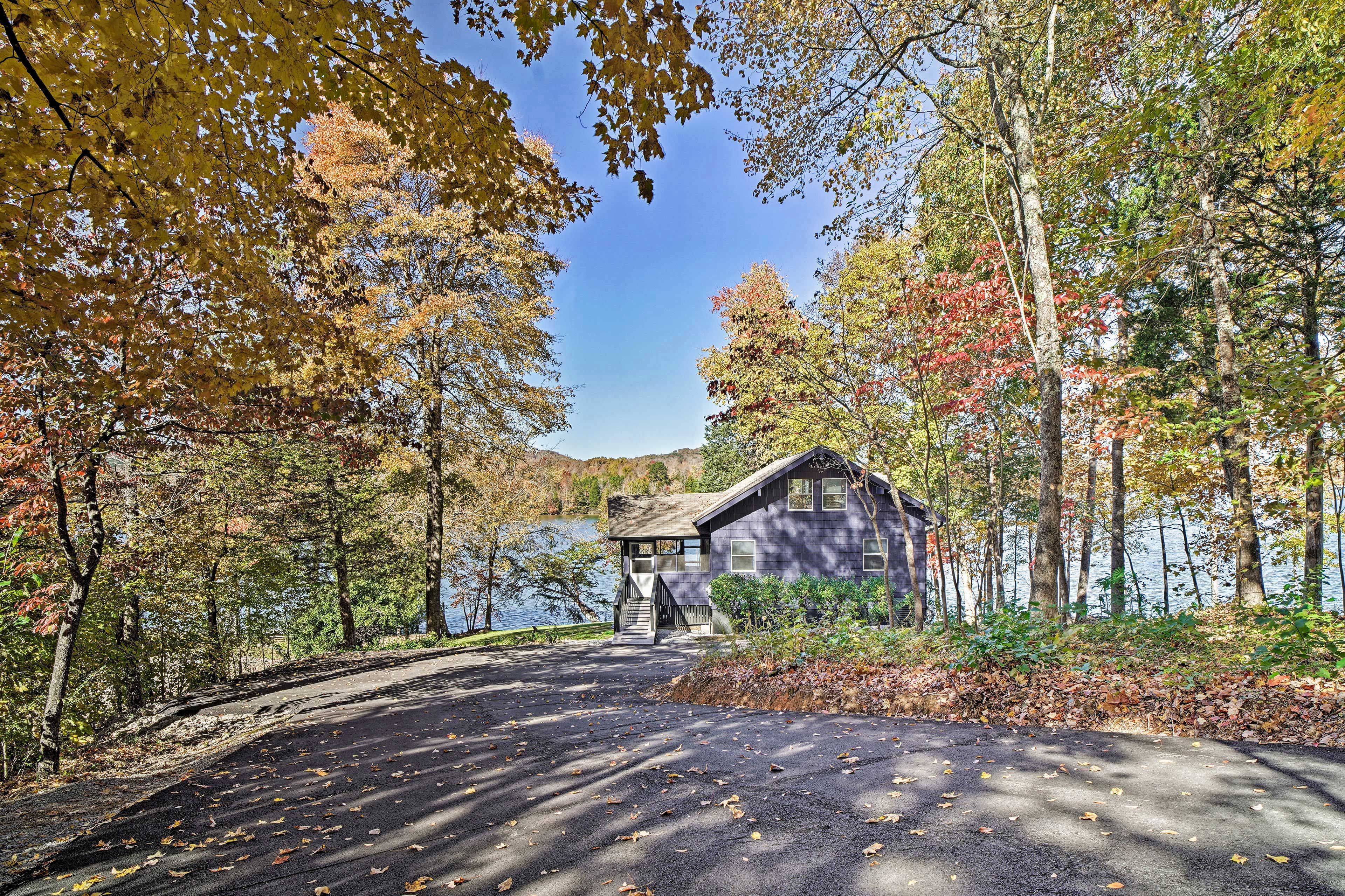 Parking | Driveway (5 Vehicles) | Trailer Parking Available
