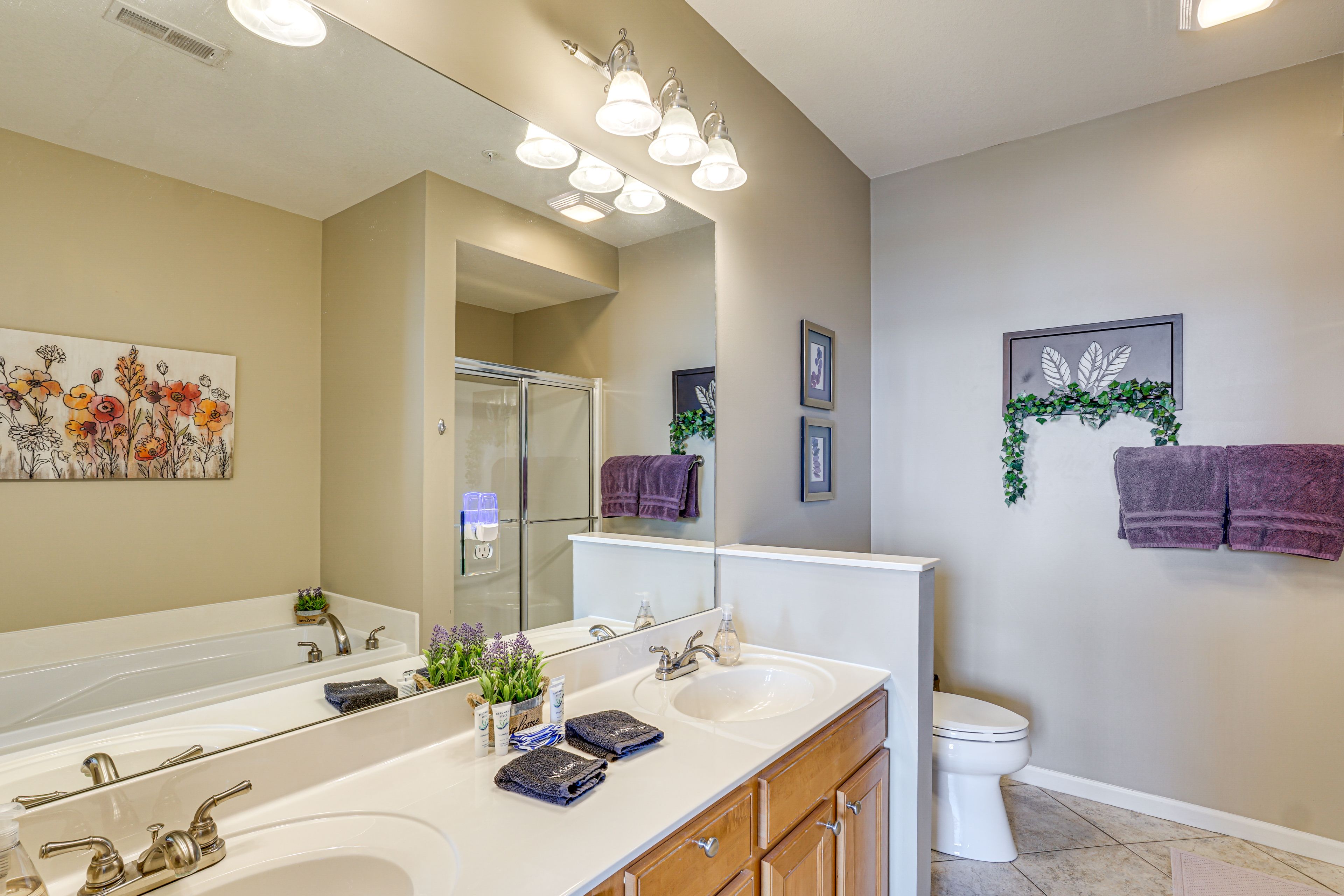 Full Bathroom | Complimentary Toiletries | Towels Provided