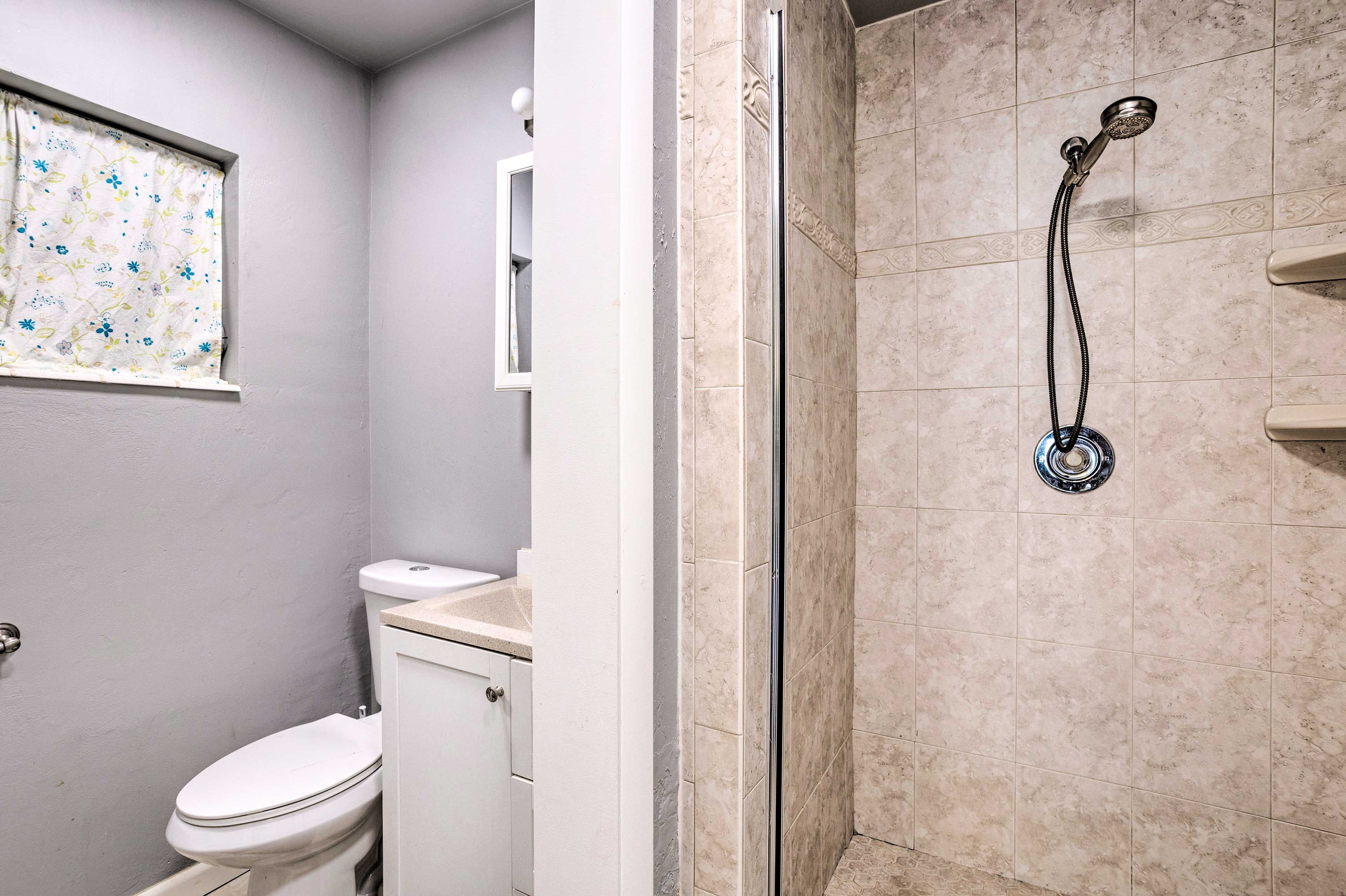 Full Bathroom | Towels Provided