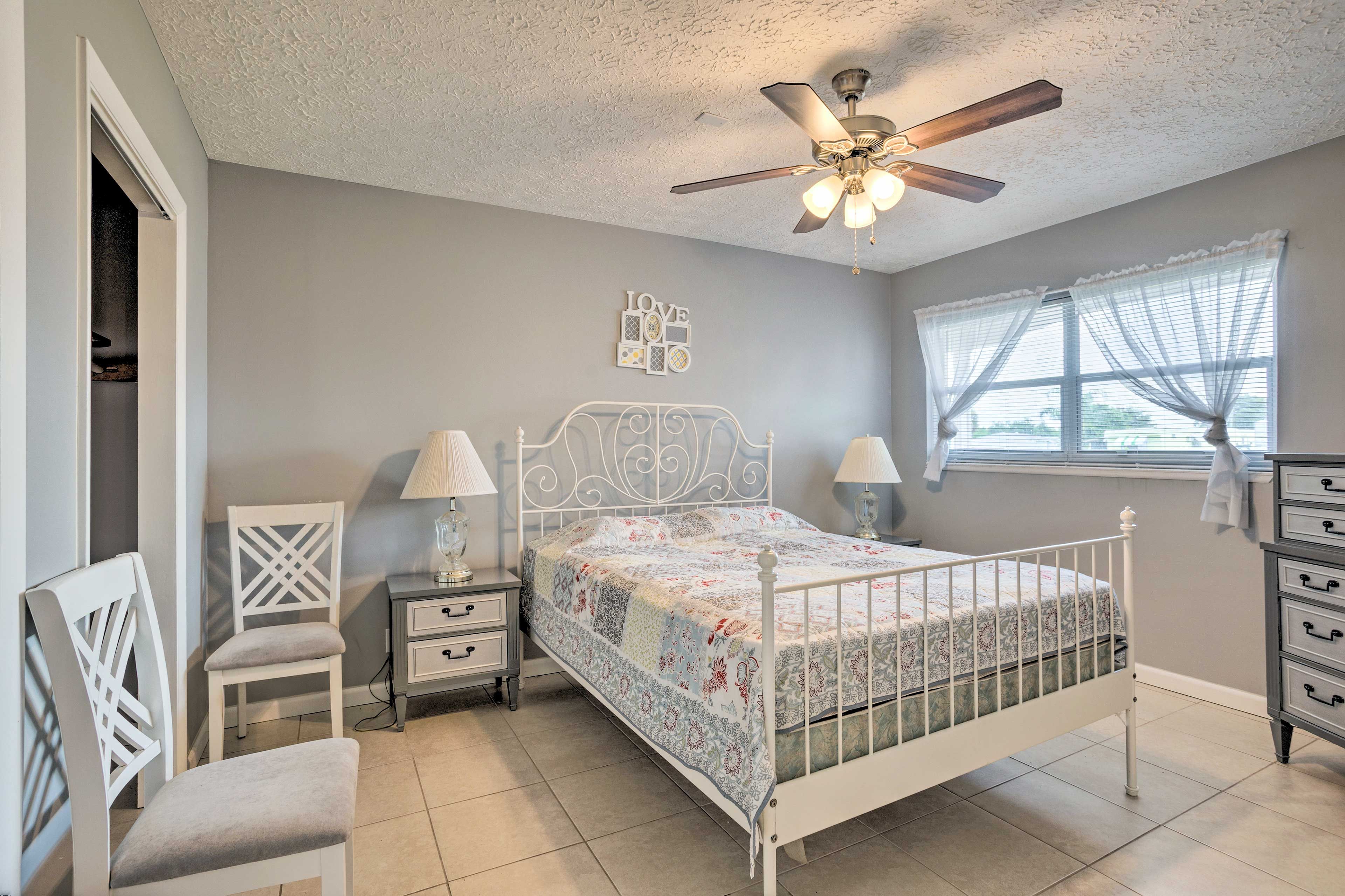 Bedroom 1 | Queen Bed