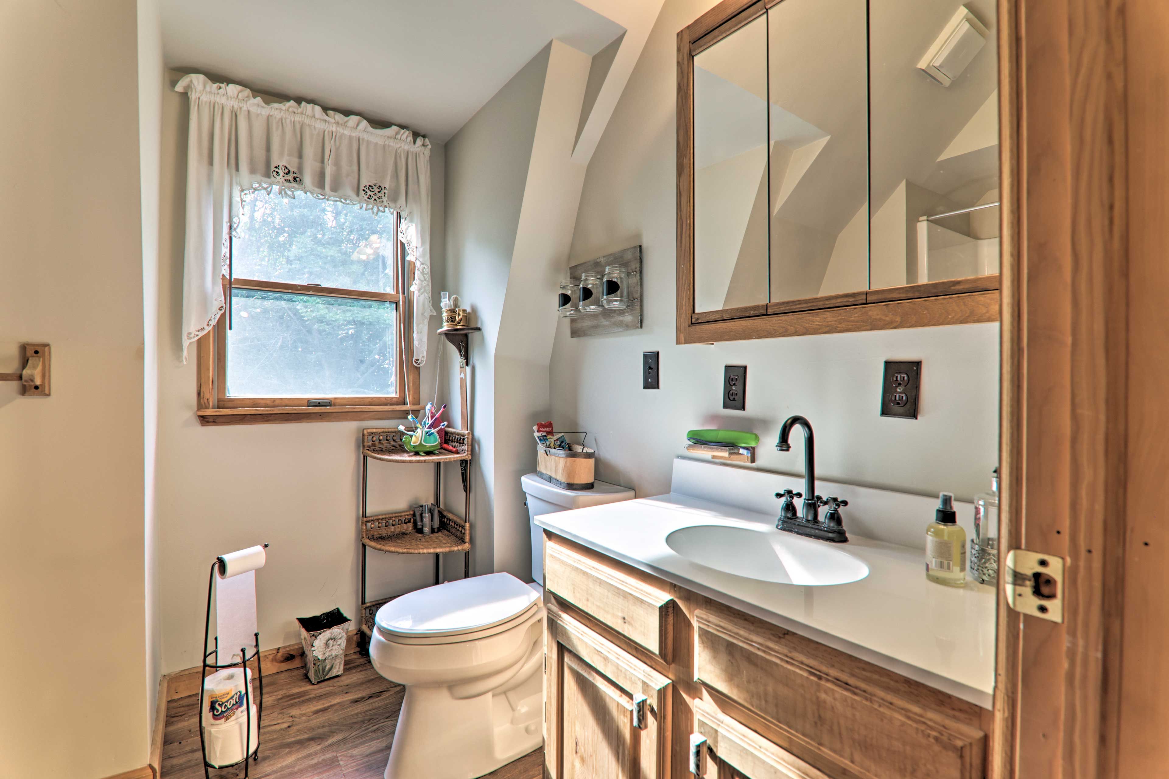 Full Bathroom | 2nd Floor