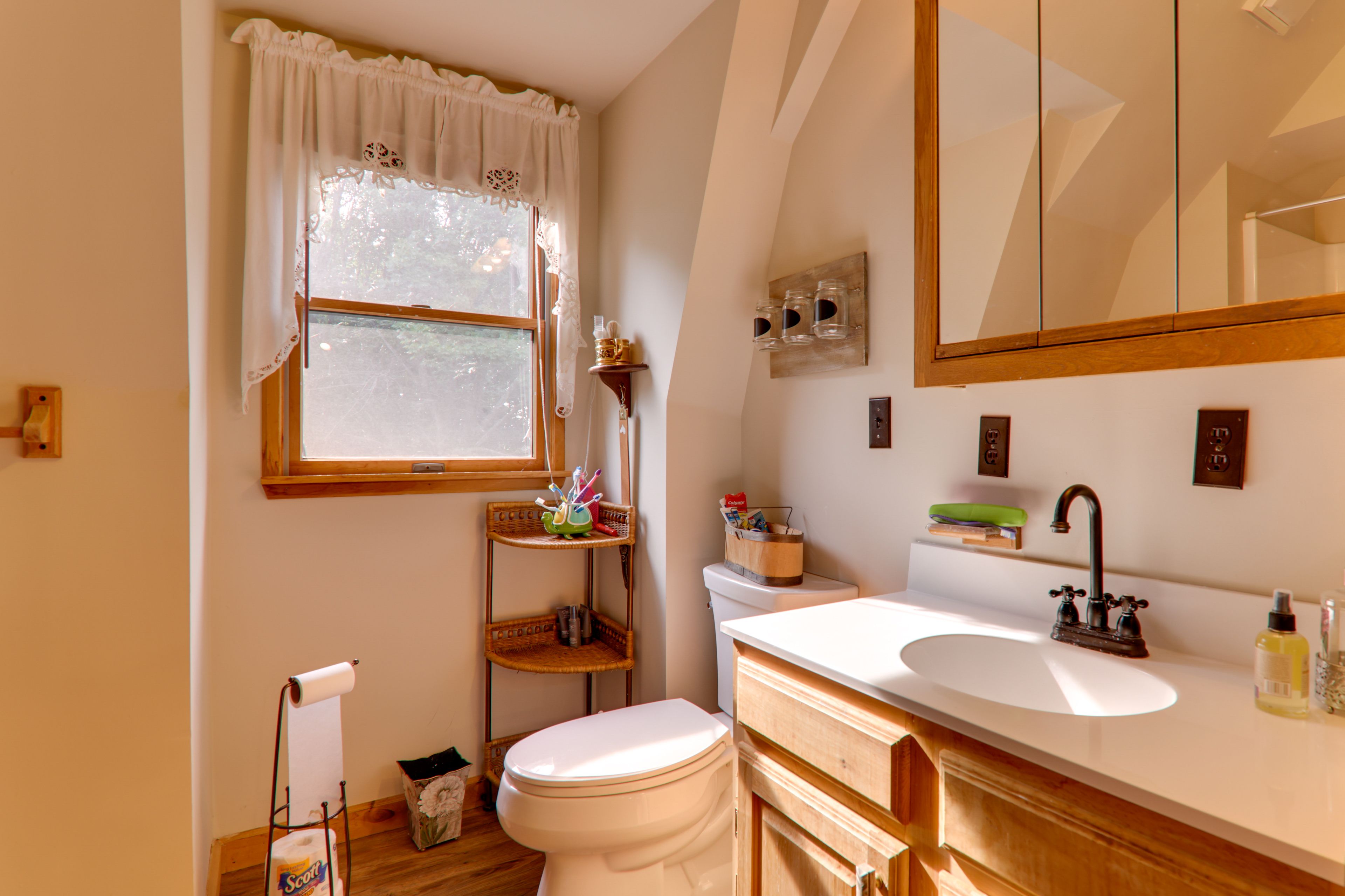 Full Bathroom | 2nd Floor