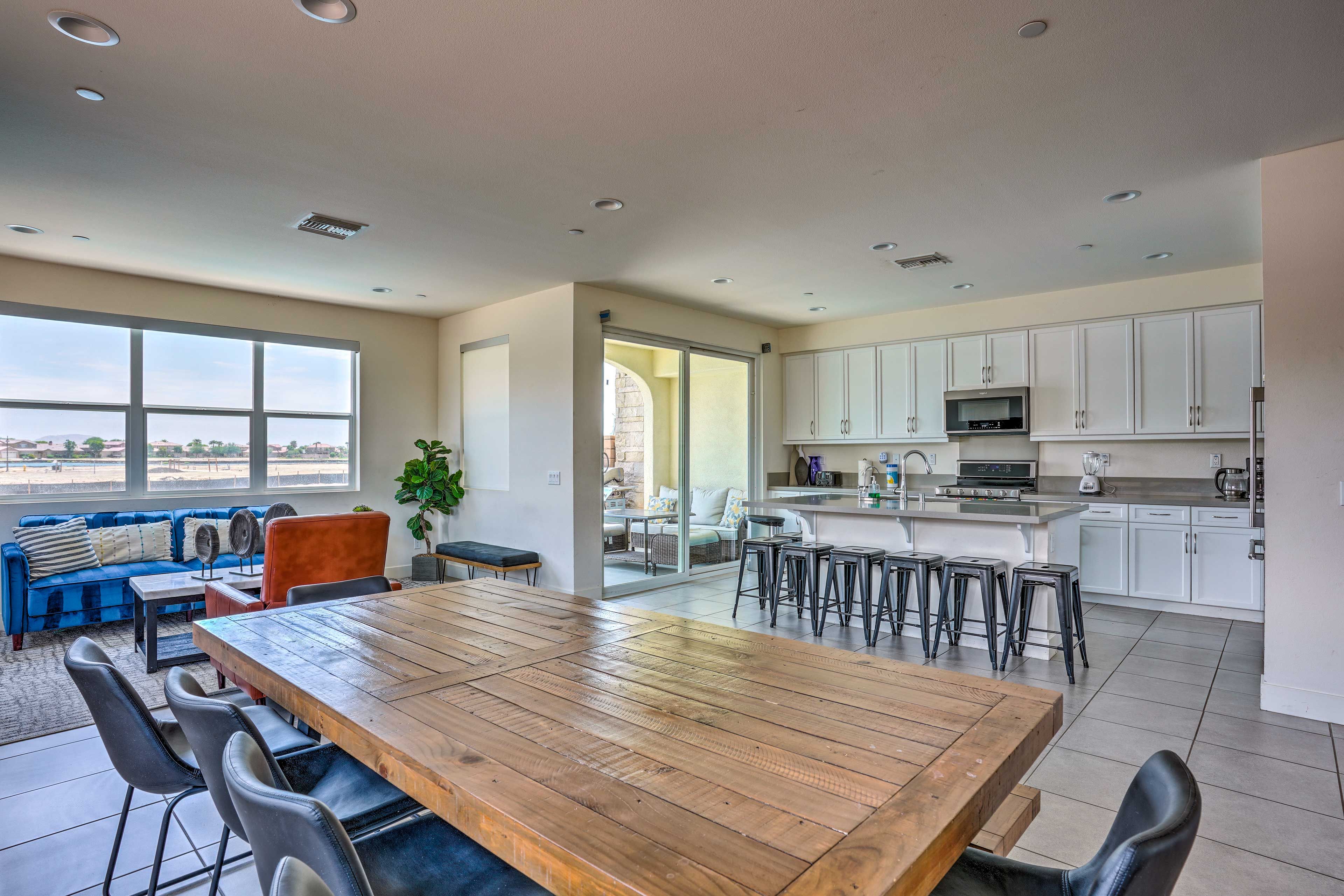 Dining Area | Dishware/Flatware Provided | 1st Floor