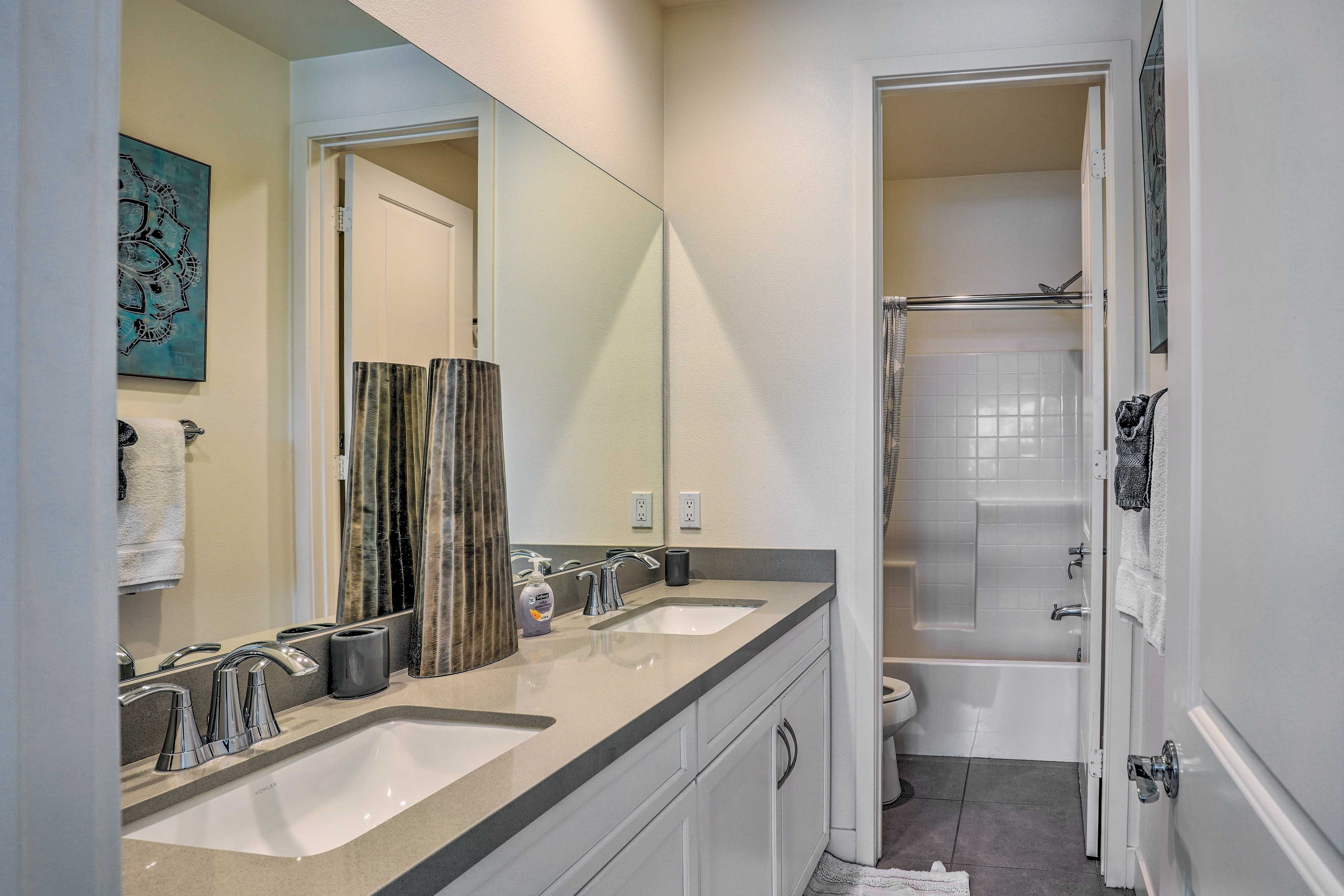 Full Bathroom | 2nd Floor | Complimentary Toiletries