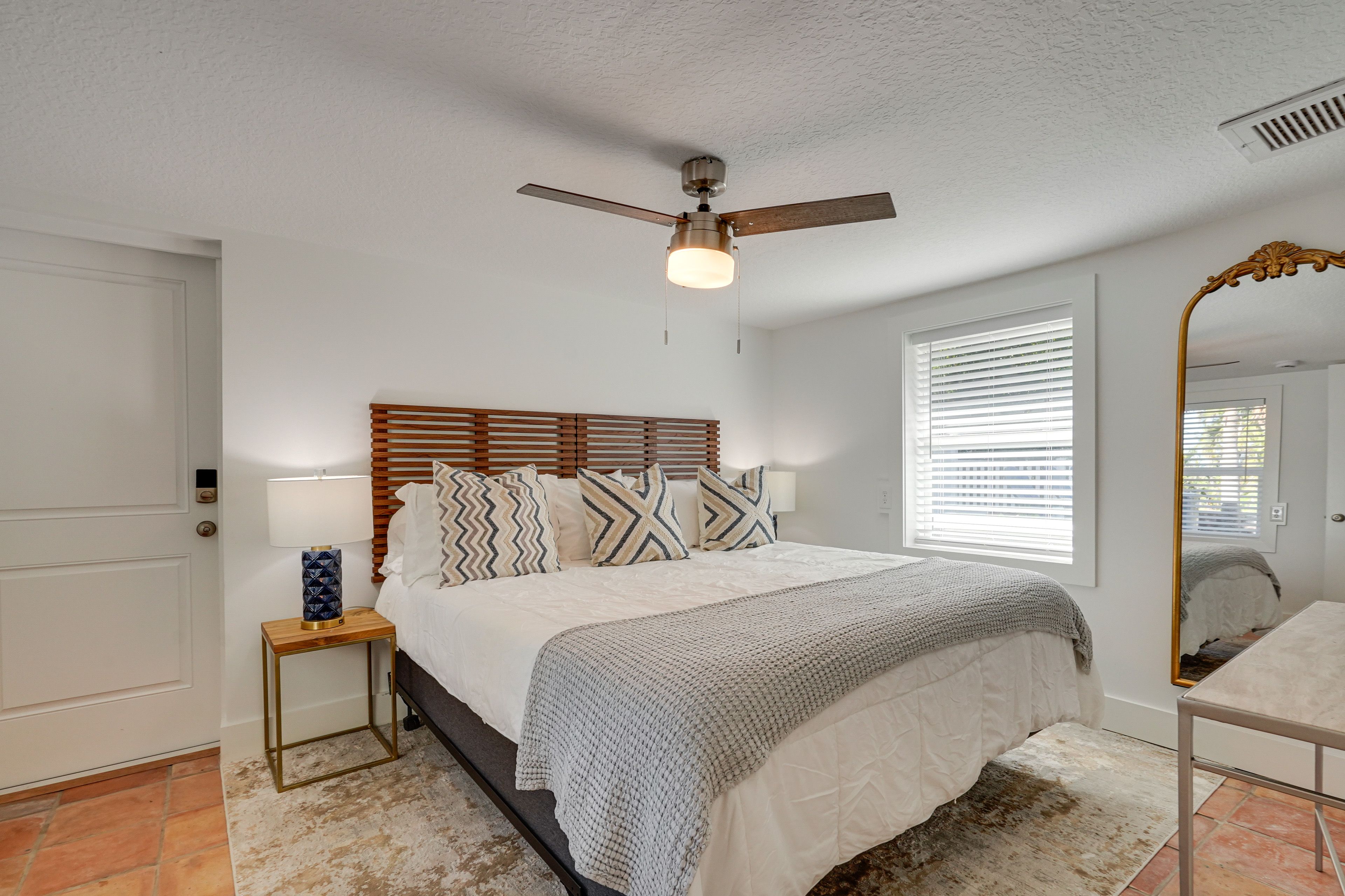 Bedroom 1 | King Bed