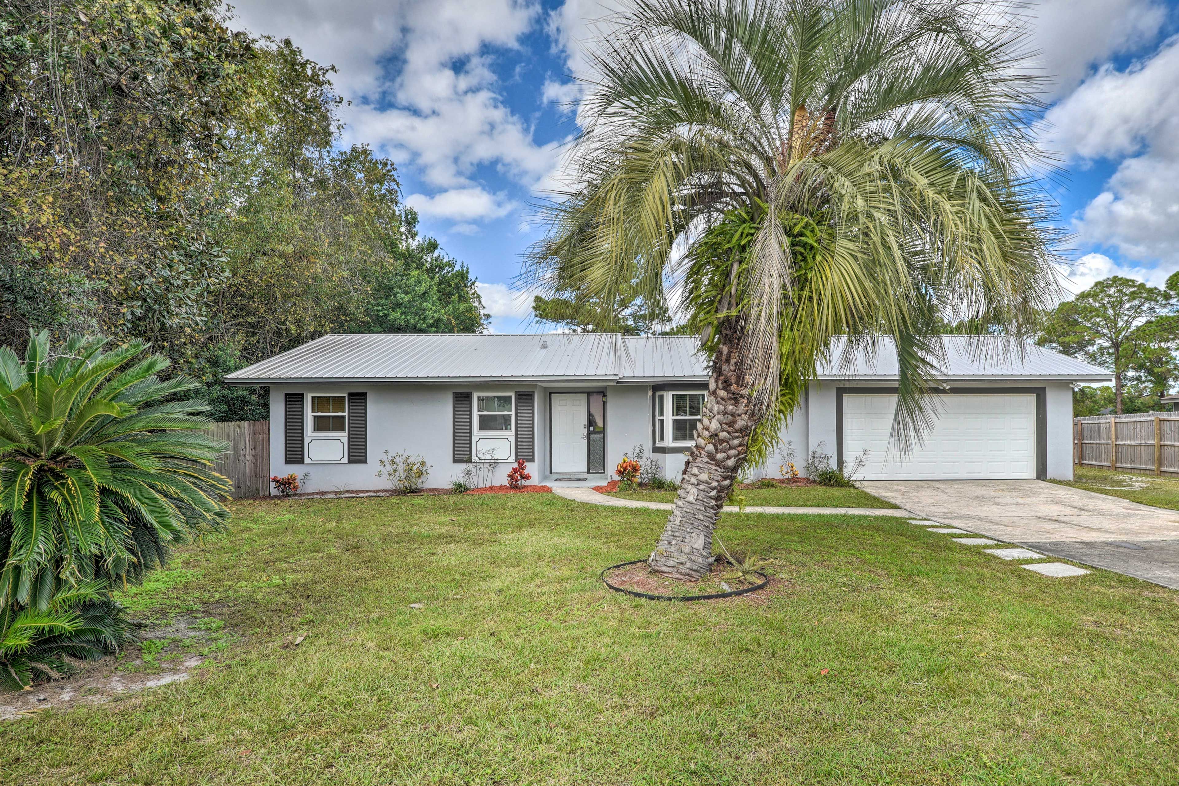 Deltona Vacation Rental | 2BR | 2BA |1,197 Sq Ft | 1 Step Required to Access