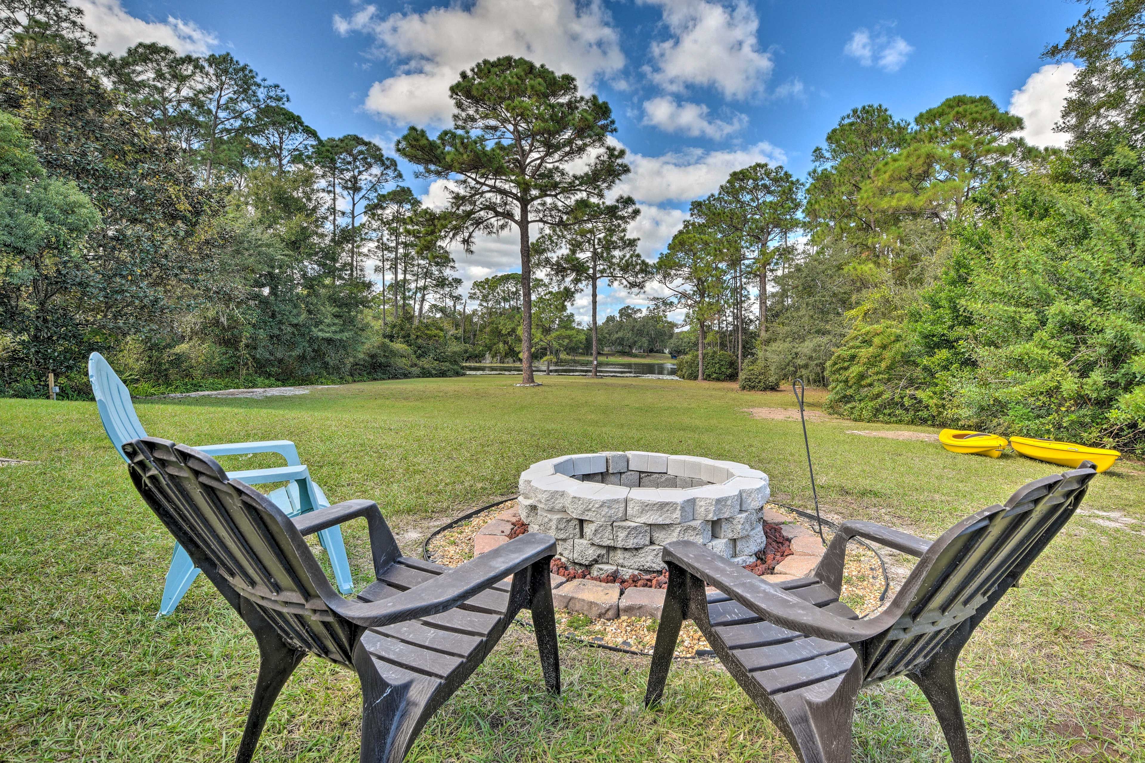 1 Acre Yard | Fire Pit | 2 Kayaks (w/ Life Vests)