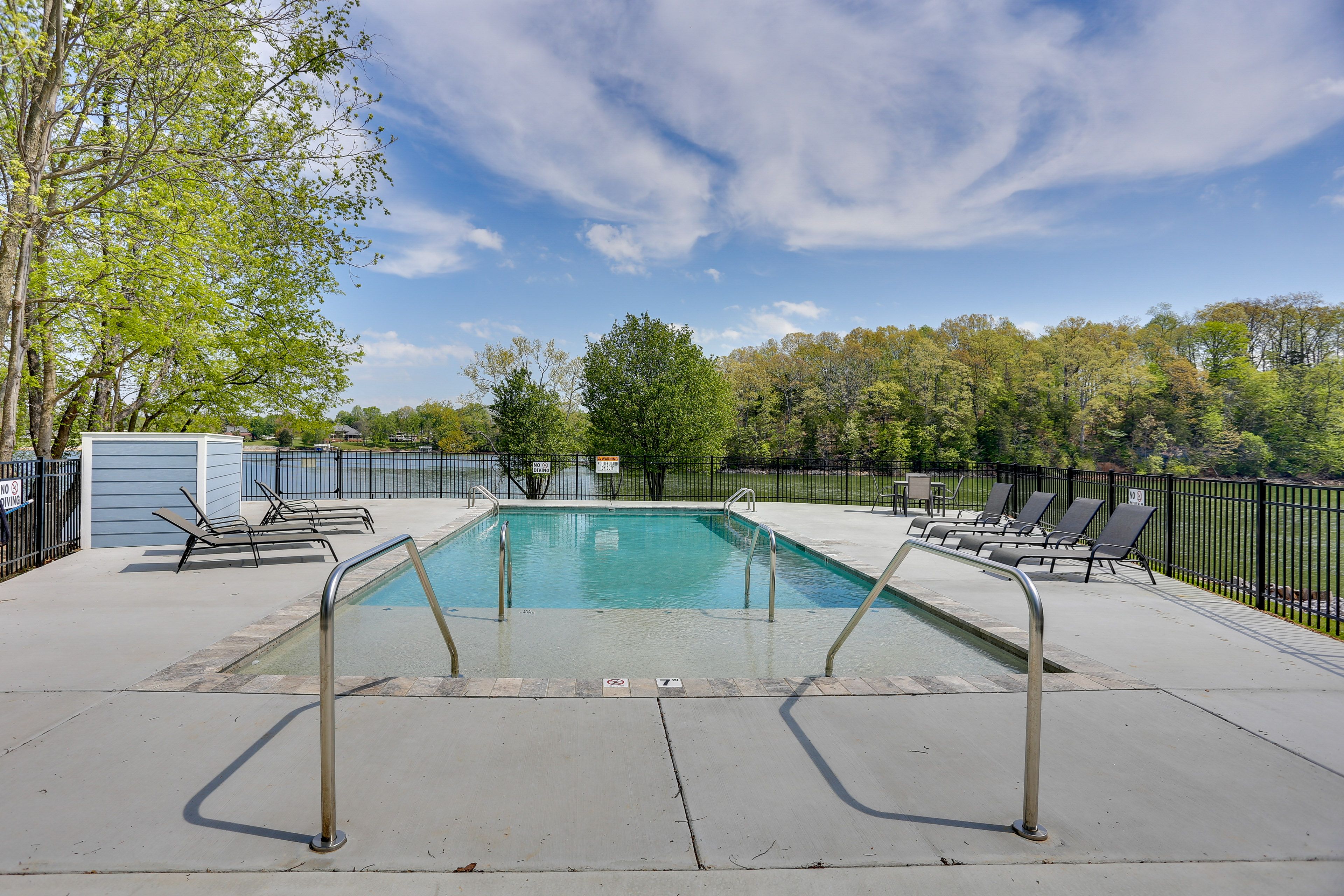 Community Amenities | Outdoor Pool