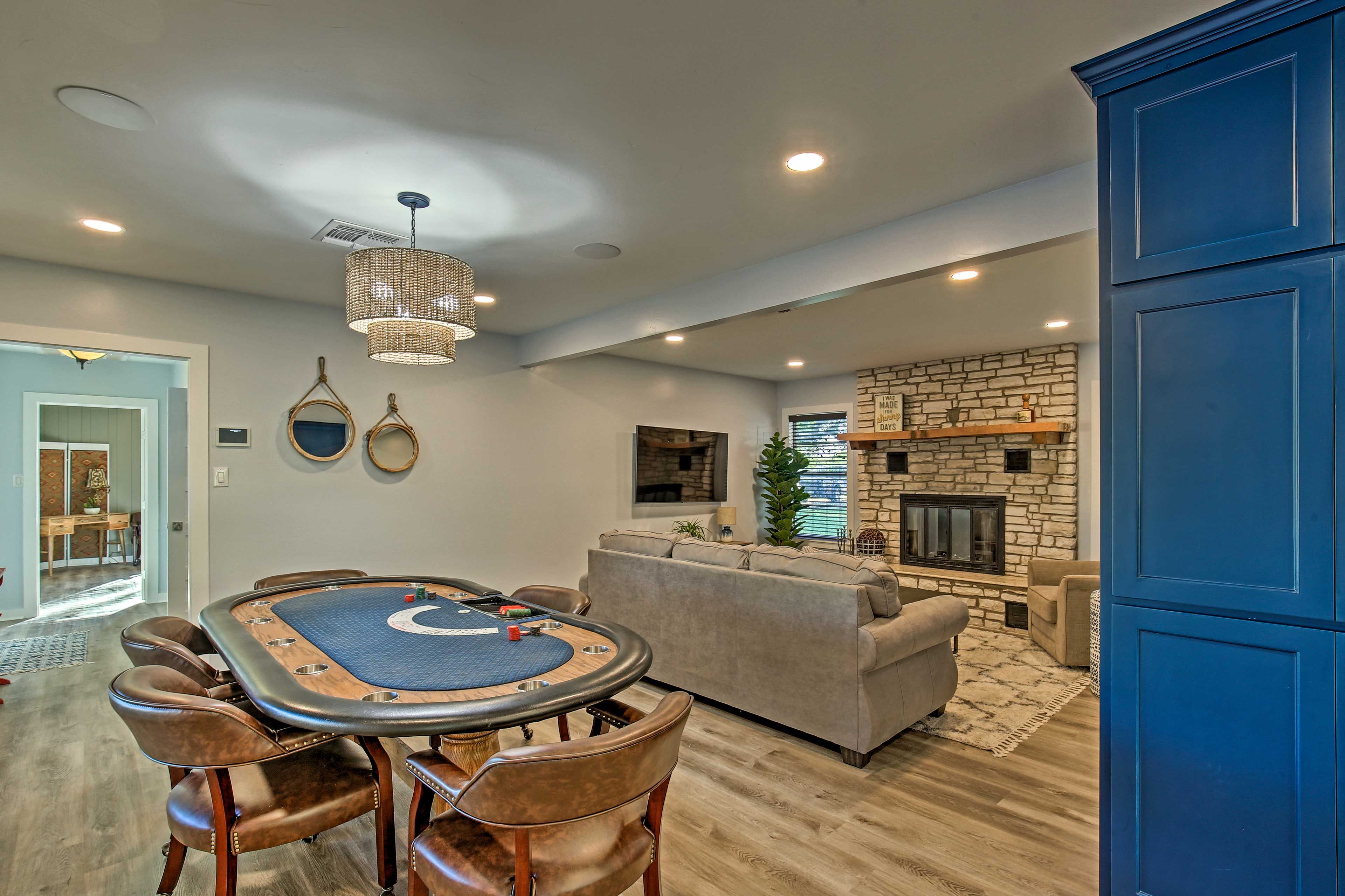 Living Room | Game Table | Smart TV w/ Cable