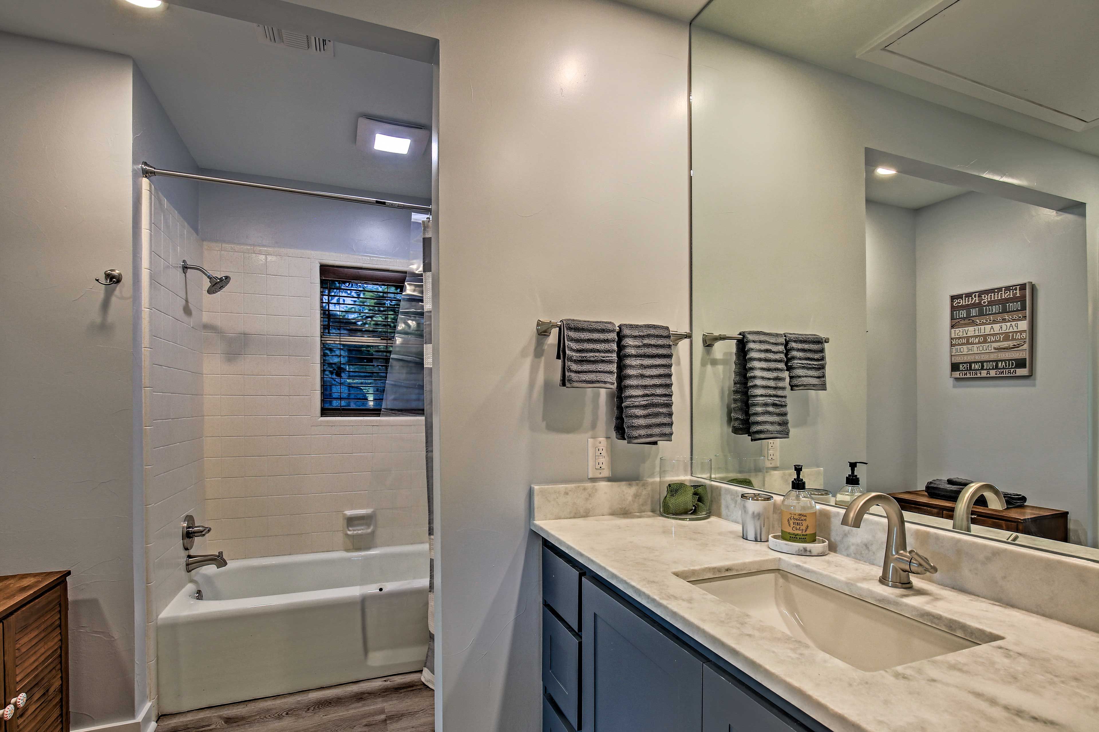 Full Bathroom | Towels Provided