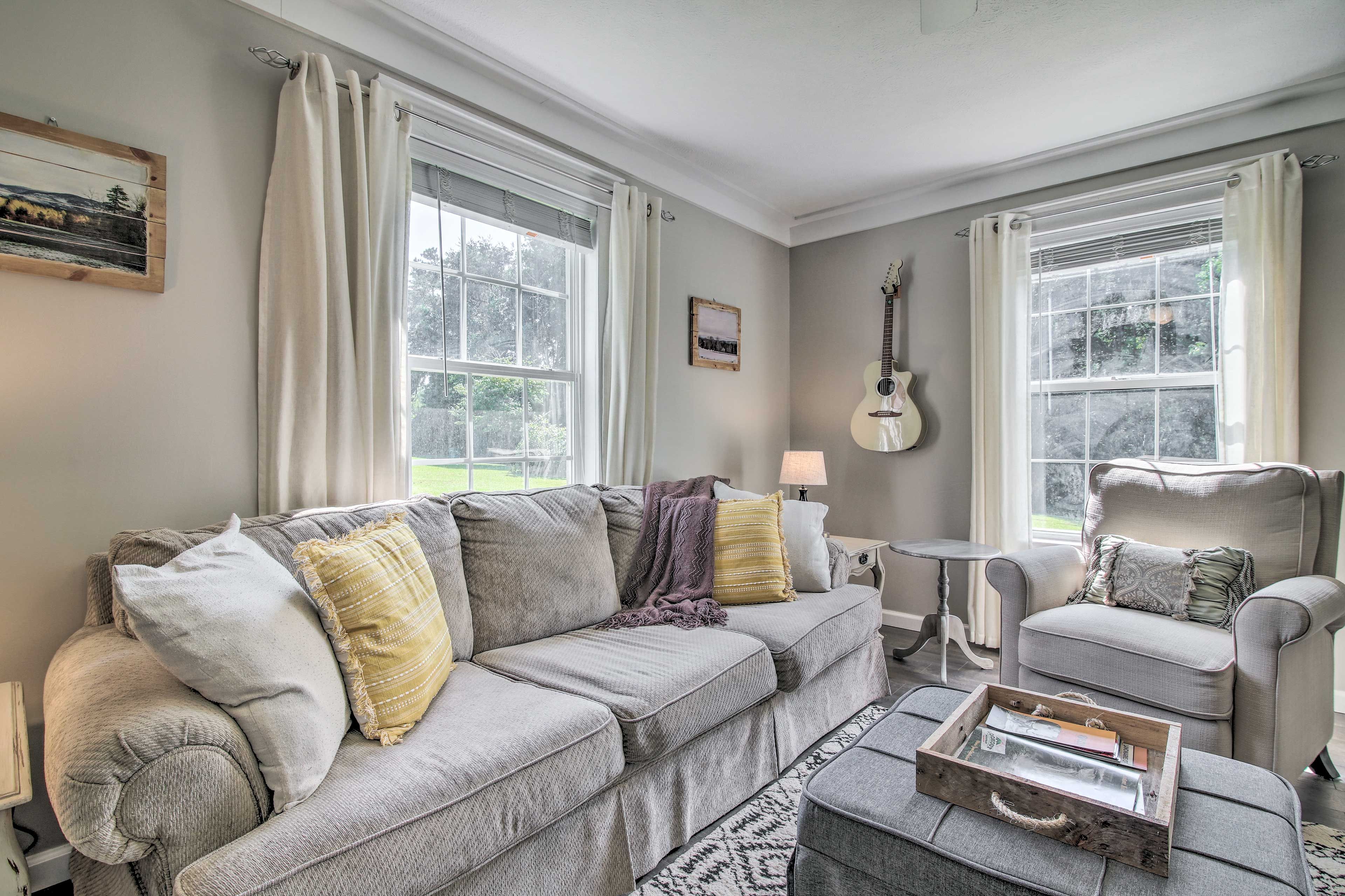 Living Room | Smart TV w/ Netflix | Ottoman Sleeper Sofa