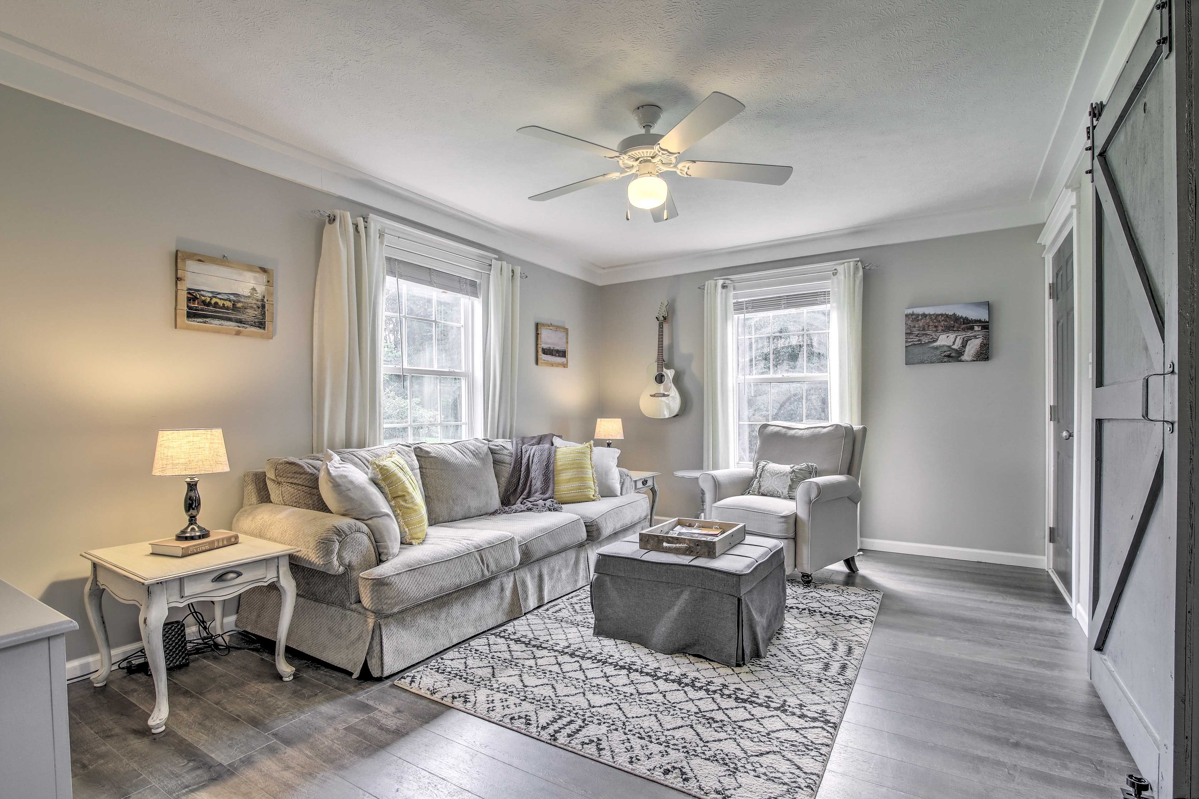 Living Room | Main Level | Free WiFi (25 Mbps)