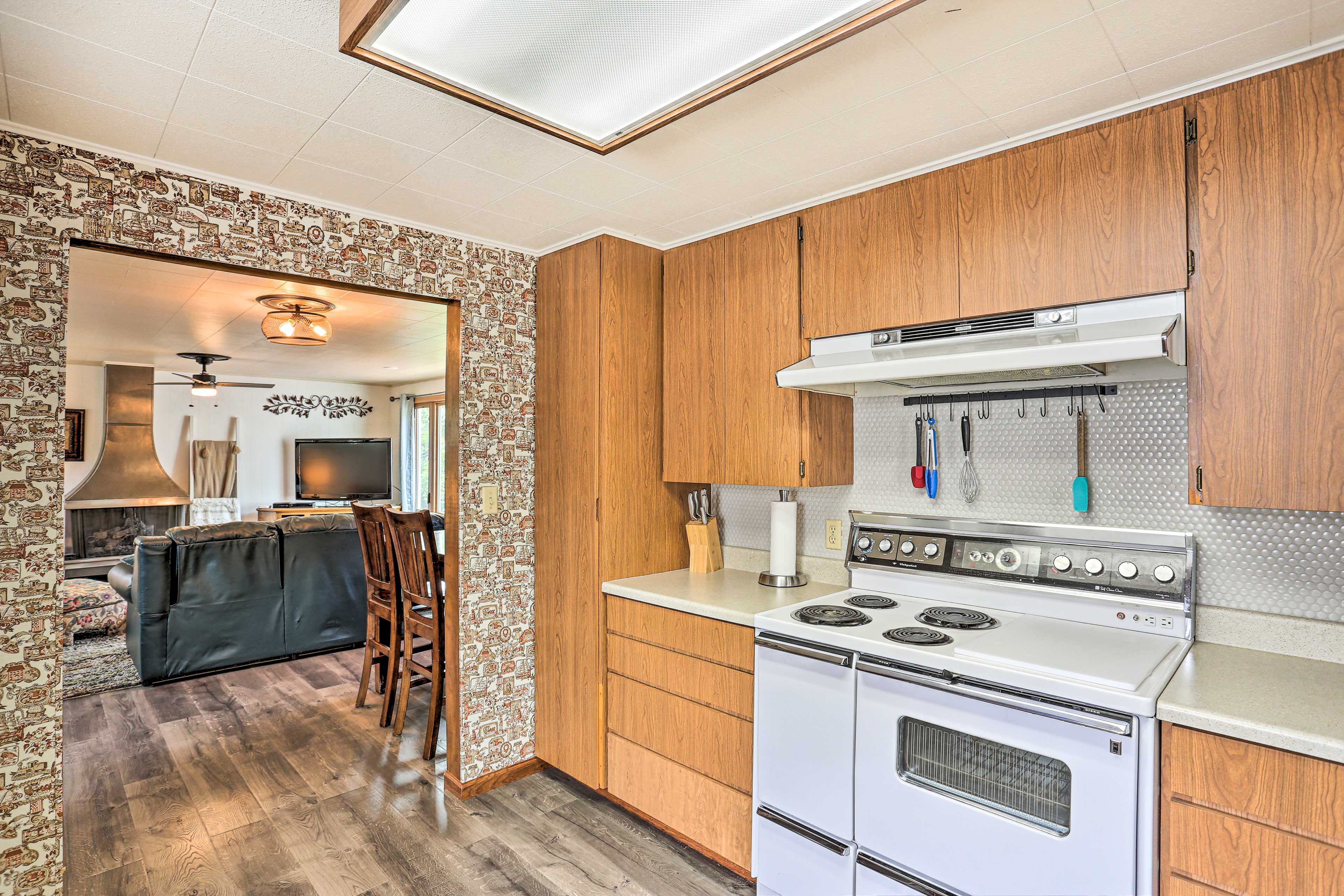 Kitchen | Drip Coffee Maker | Complimentary Spices