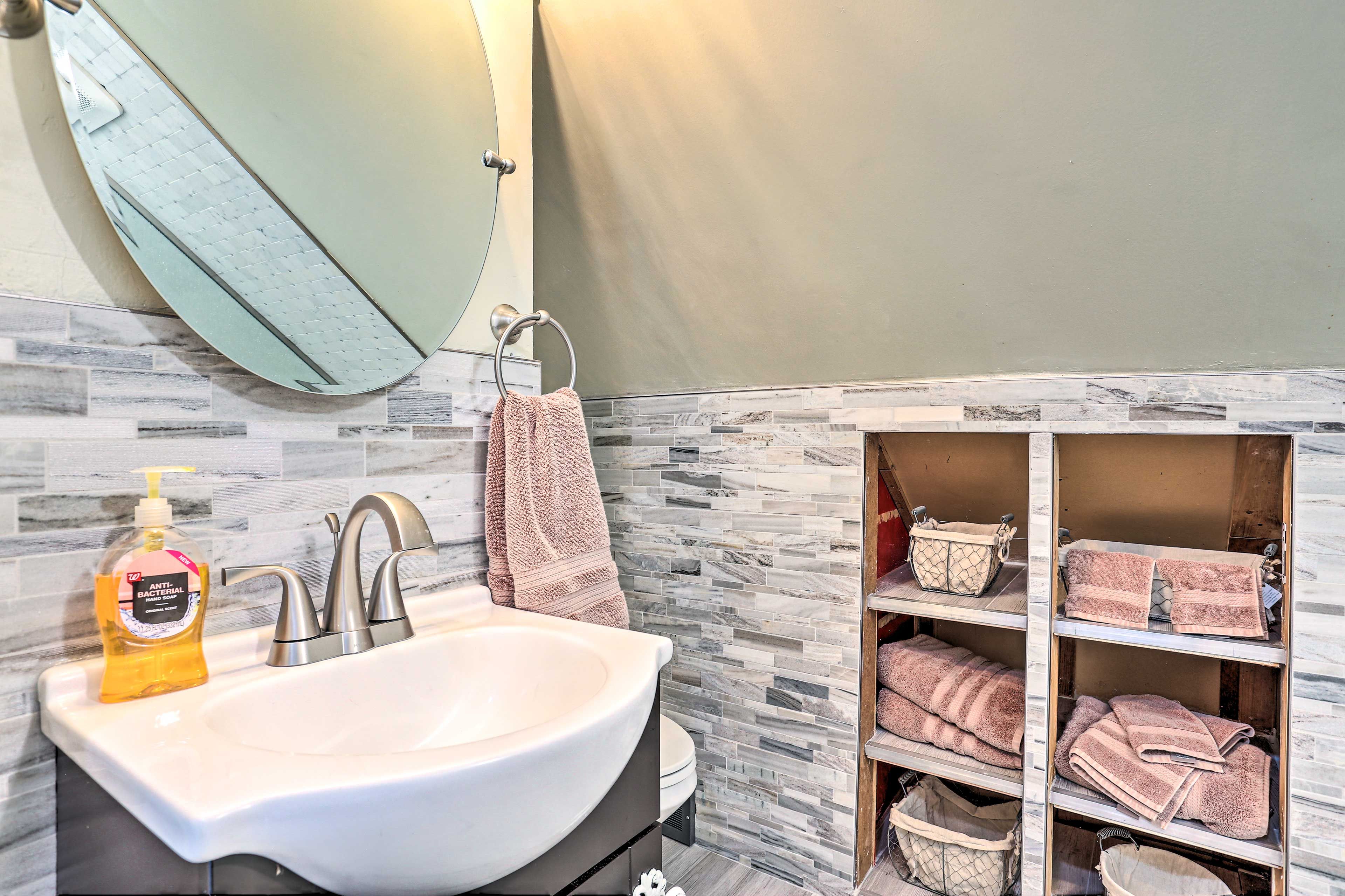 Full Bathroom | Towels Provided | 2nd Floor