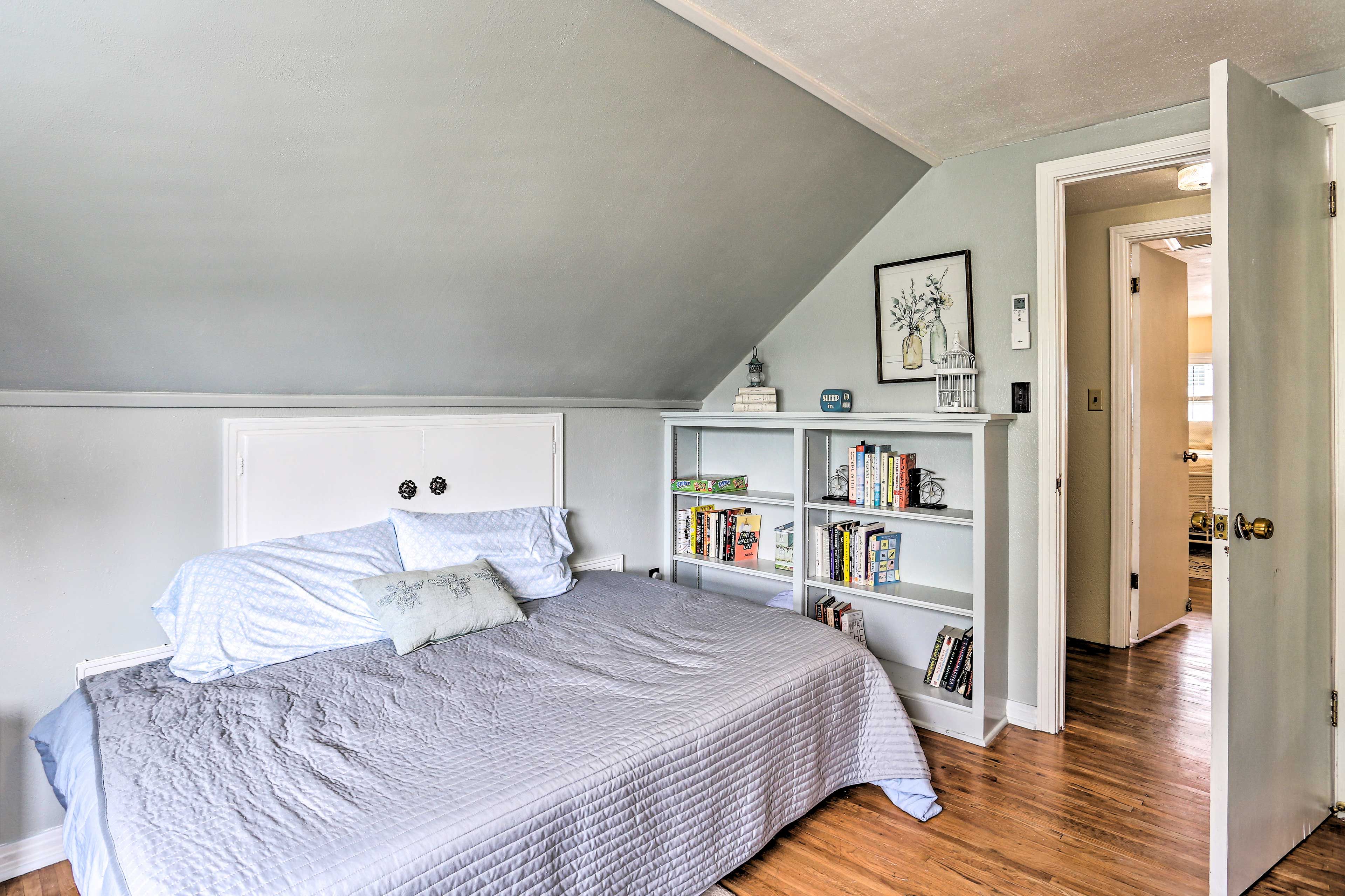 Bedroom 4 | Books