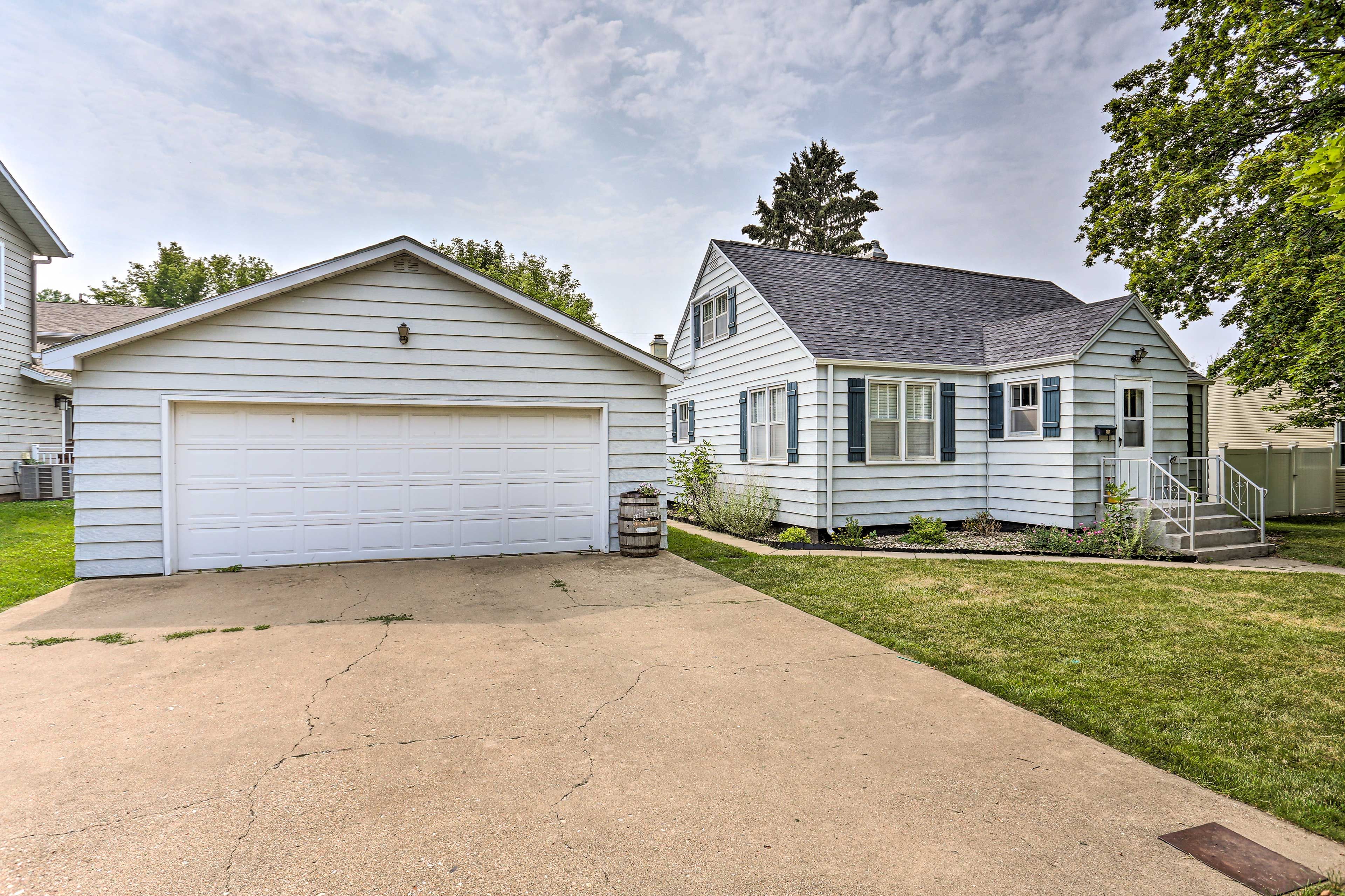 Driveway (4 Vehicles) | Street Parking