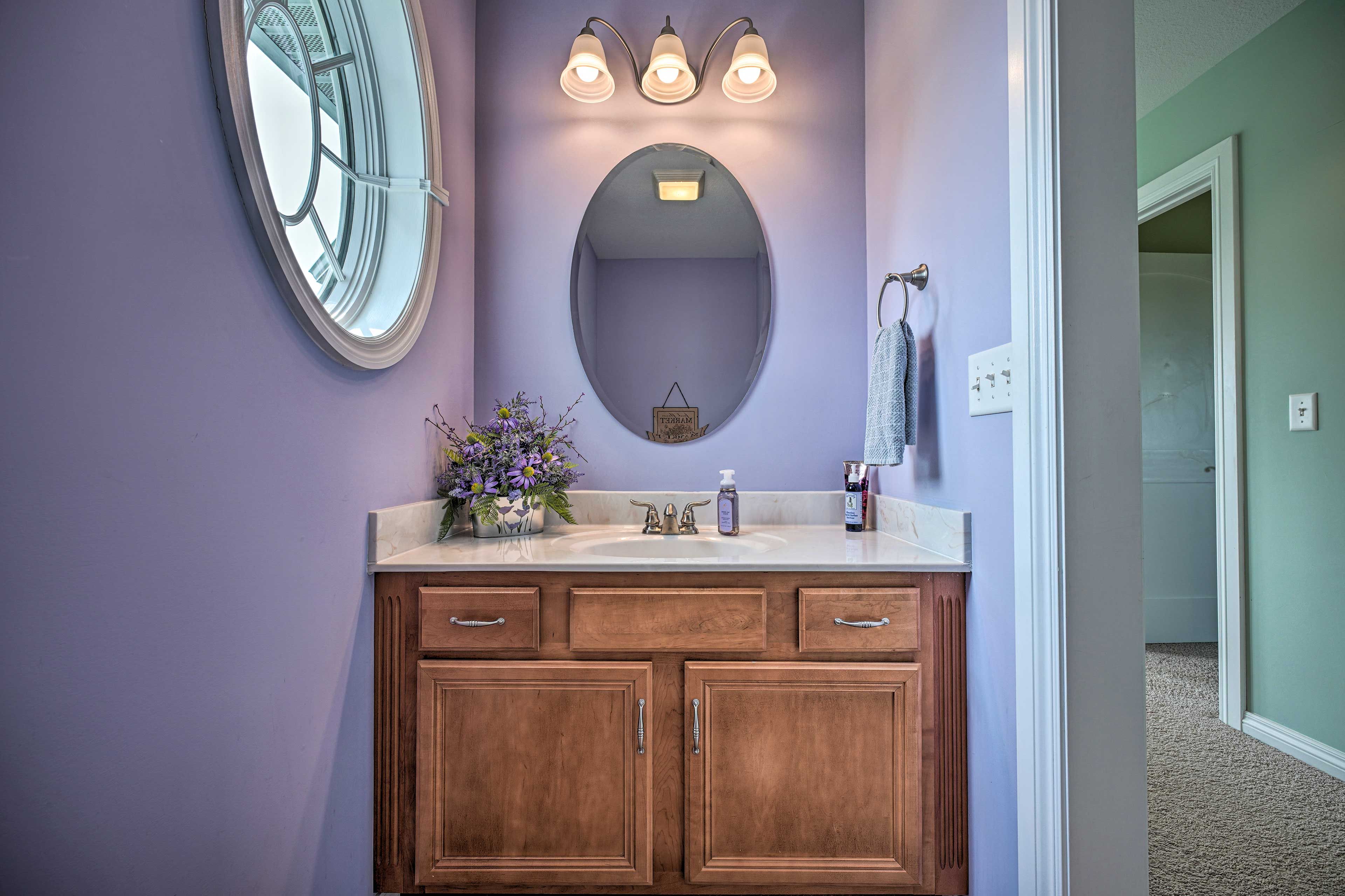 Half Bathroom | Towels Provided