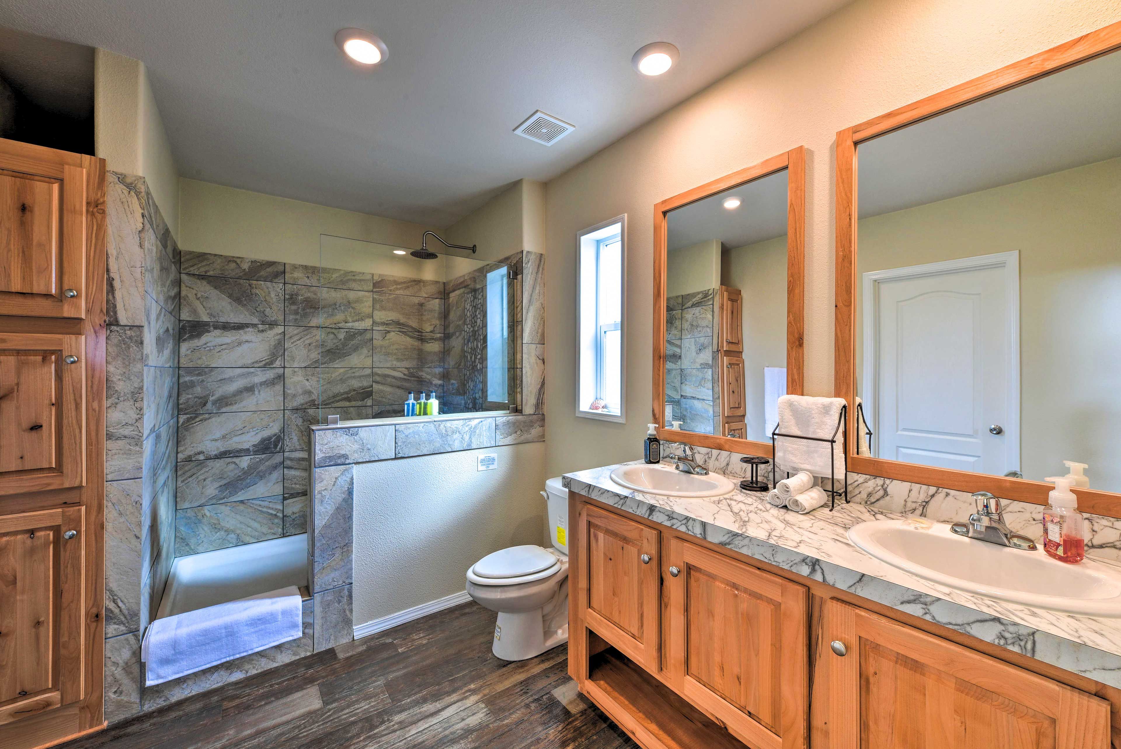 Full Bathroom | Towels Provided | Complimentary Toiletries