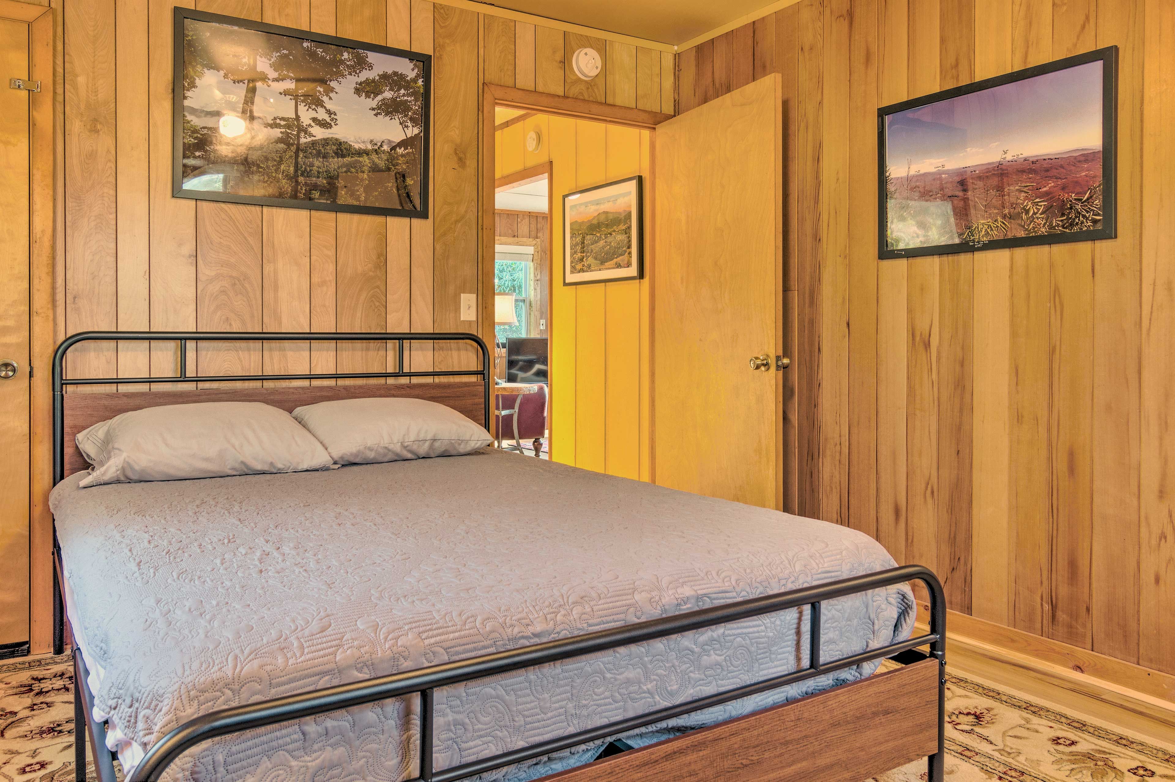 Bedroom 1 | Main Level | Queen Bed
