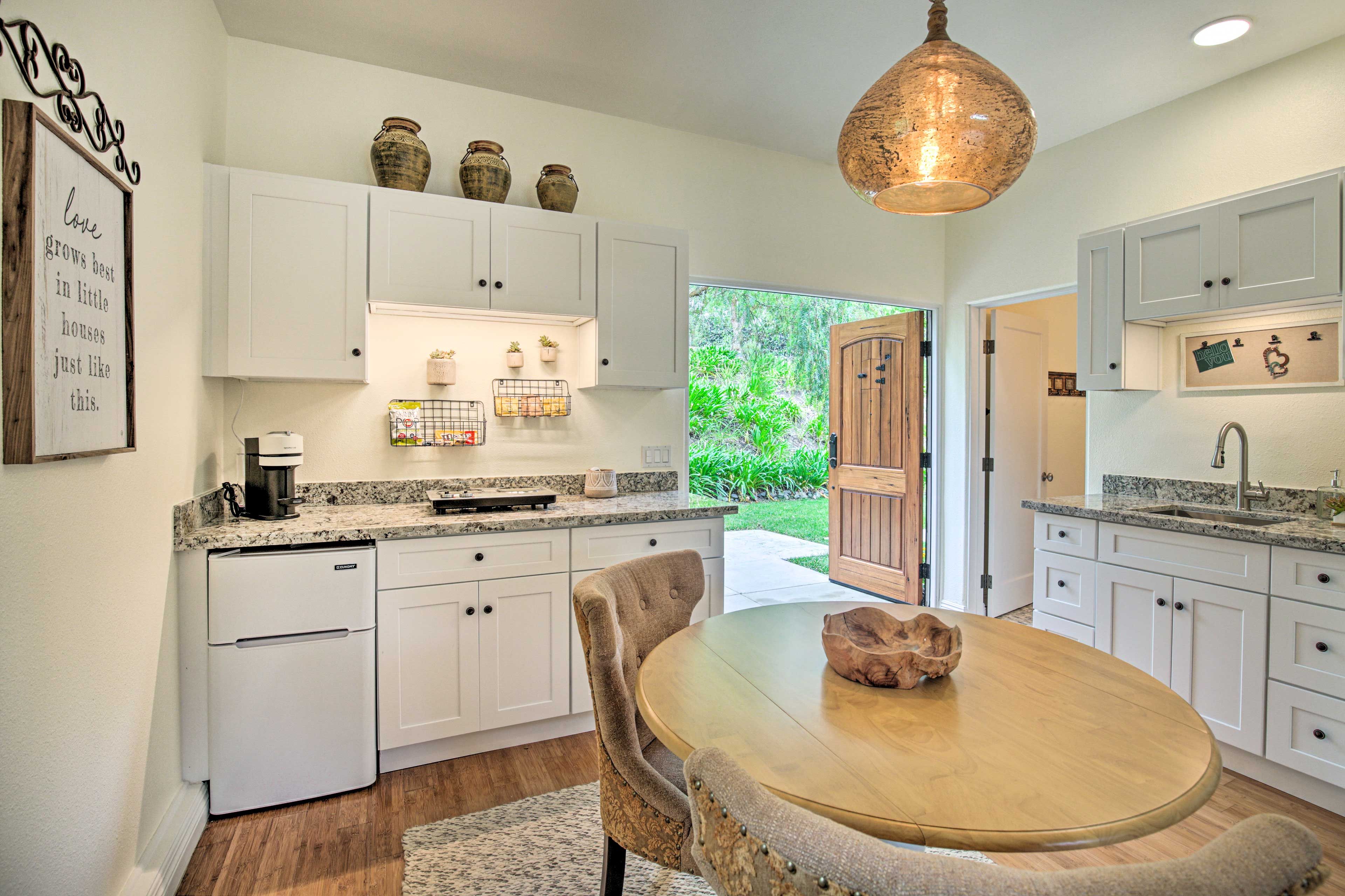 Kitchenette | Dishware & Flatware Provided