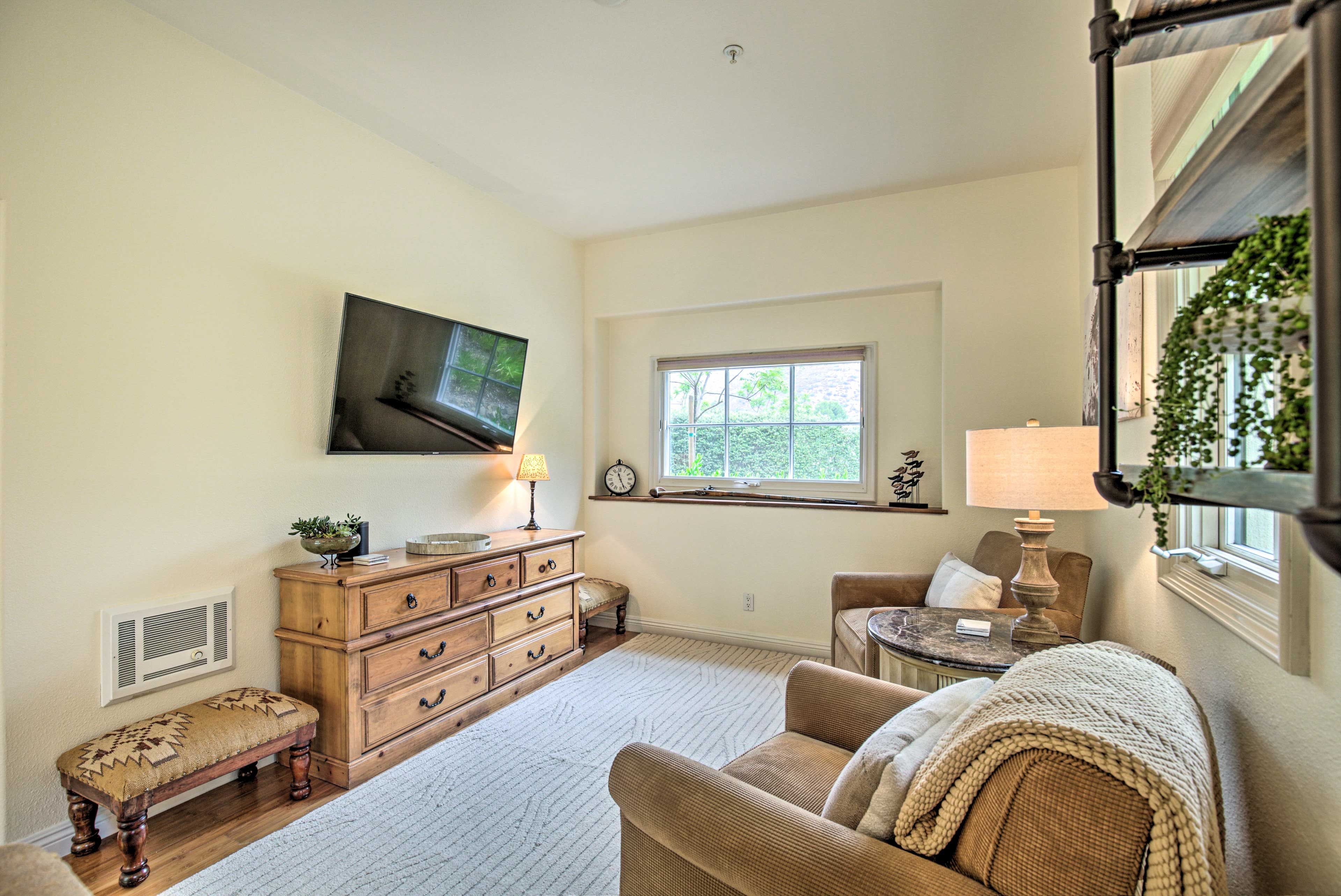 Living Room | Smart TV w/ Cable