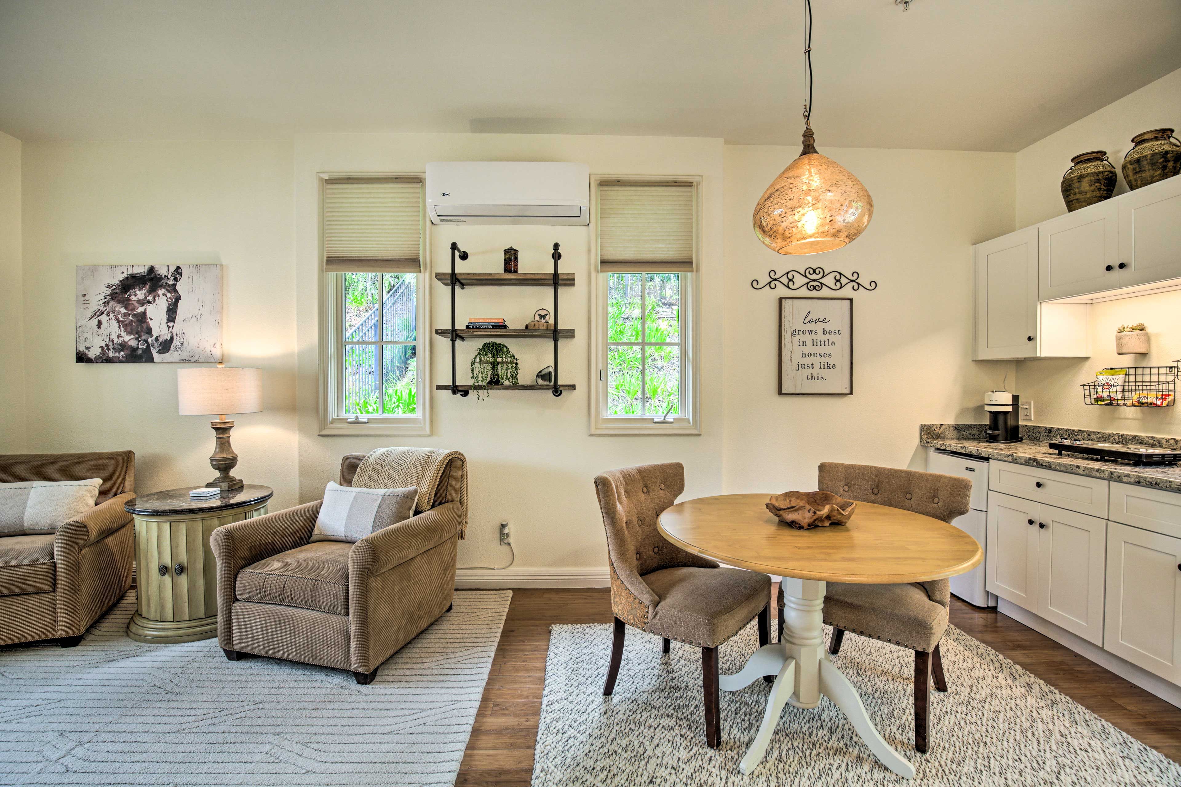Main Living Space | Central Air Conditioning | Free WiFi (200/20 Mbps)