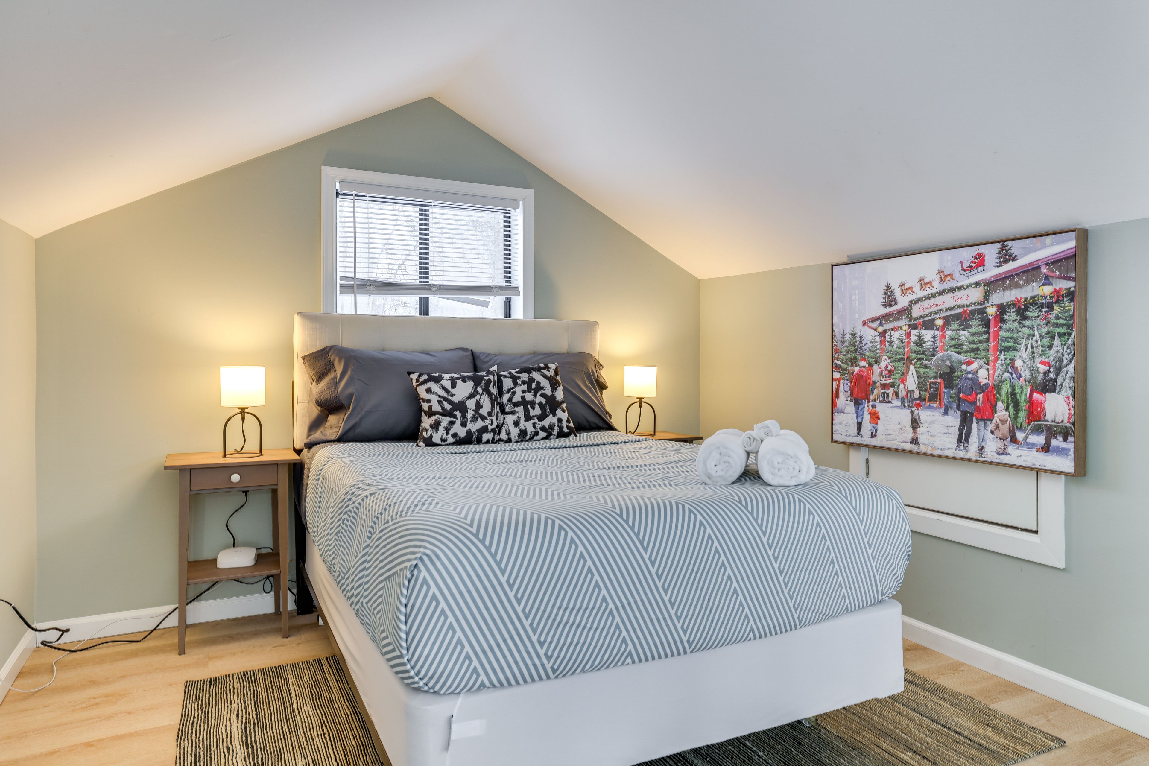 Loft | Queen Bed | 2nd Floor