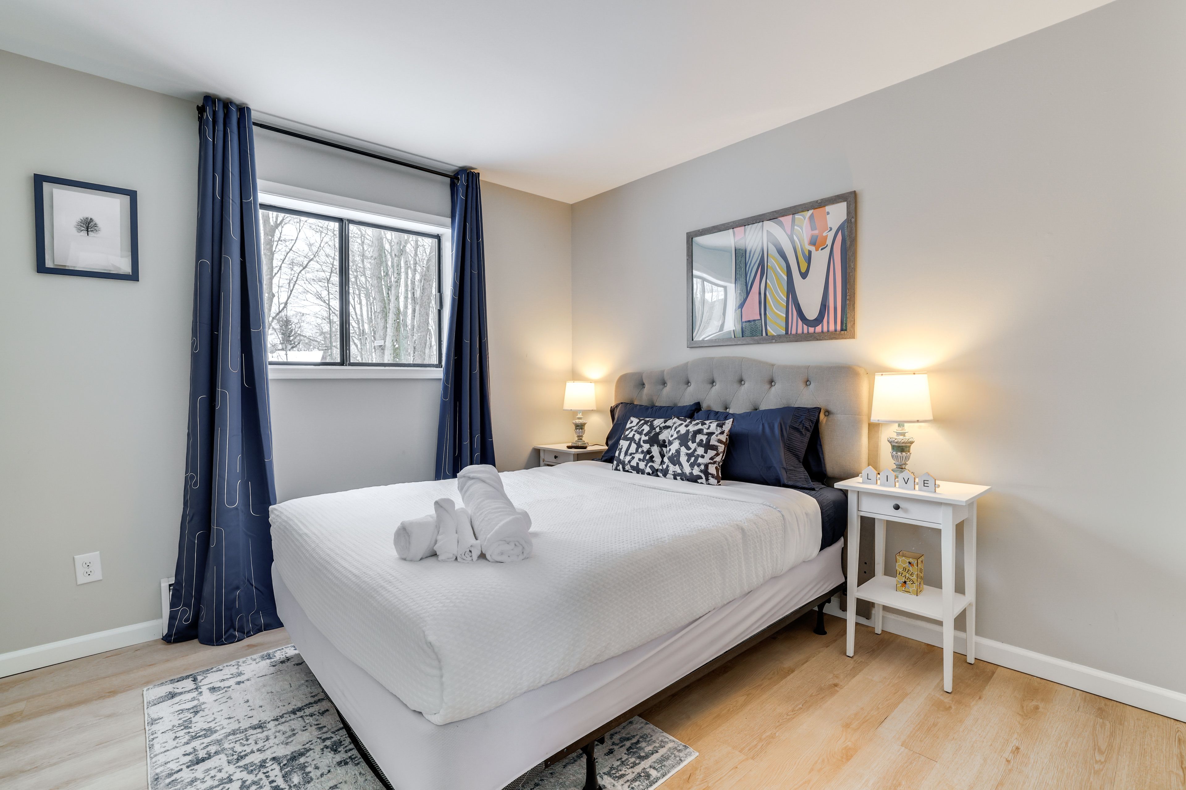 Bedroom 1 | Queen Bed