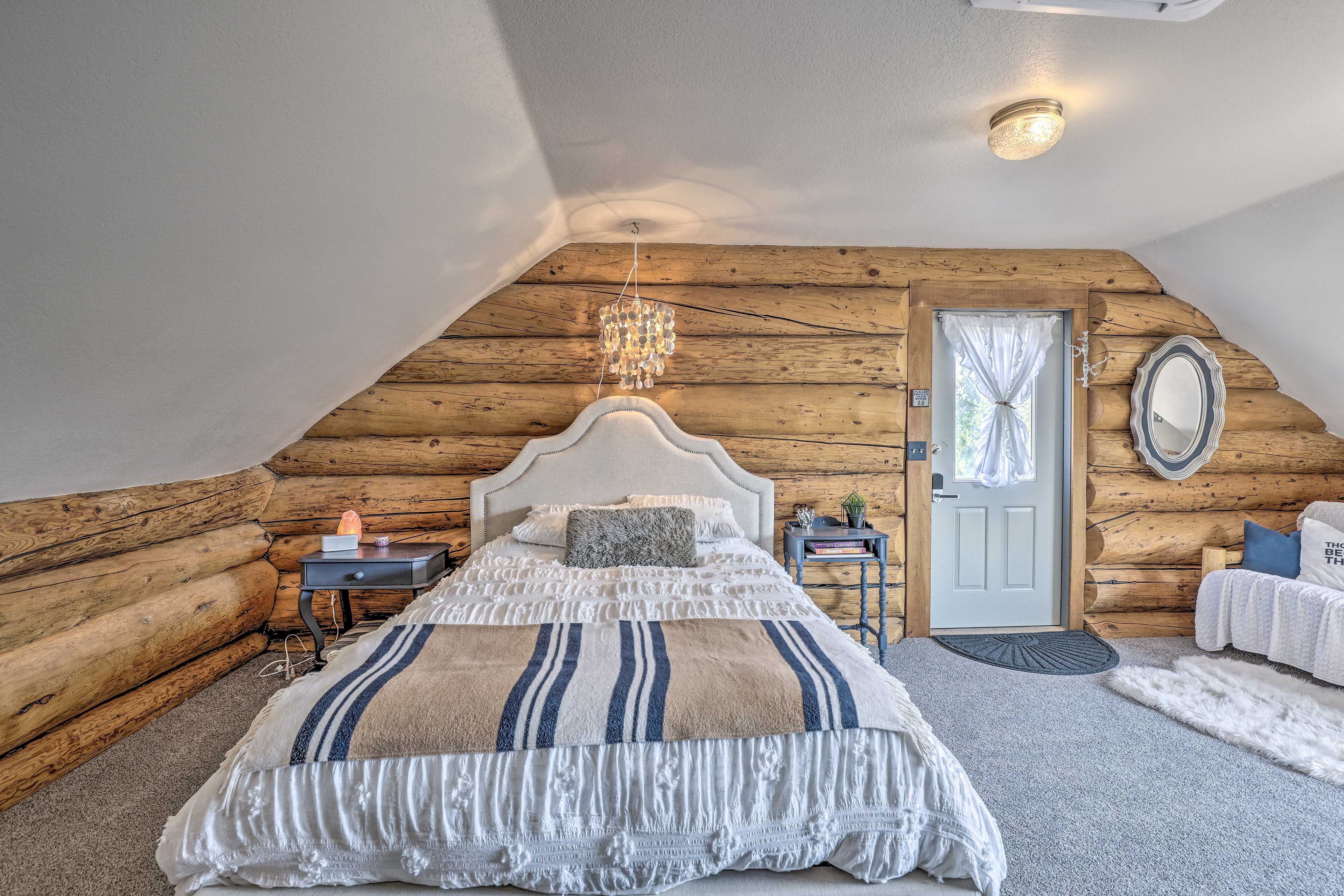 Studio | Queen Bed