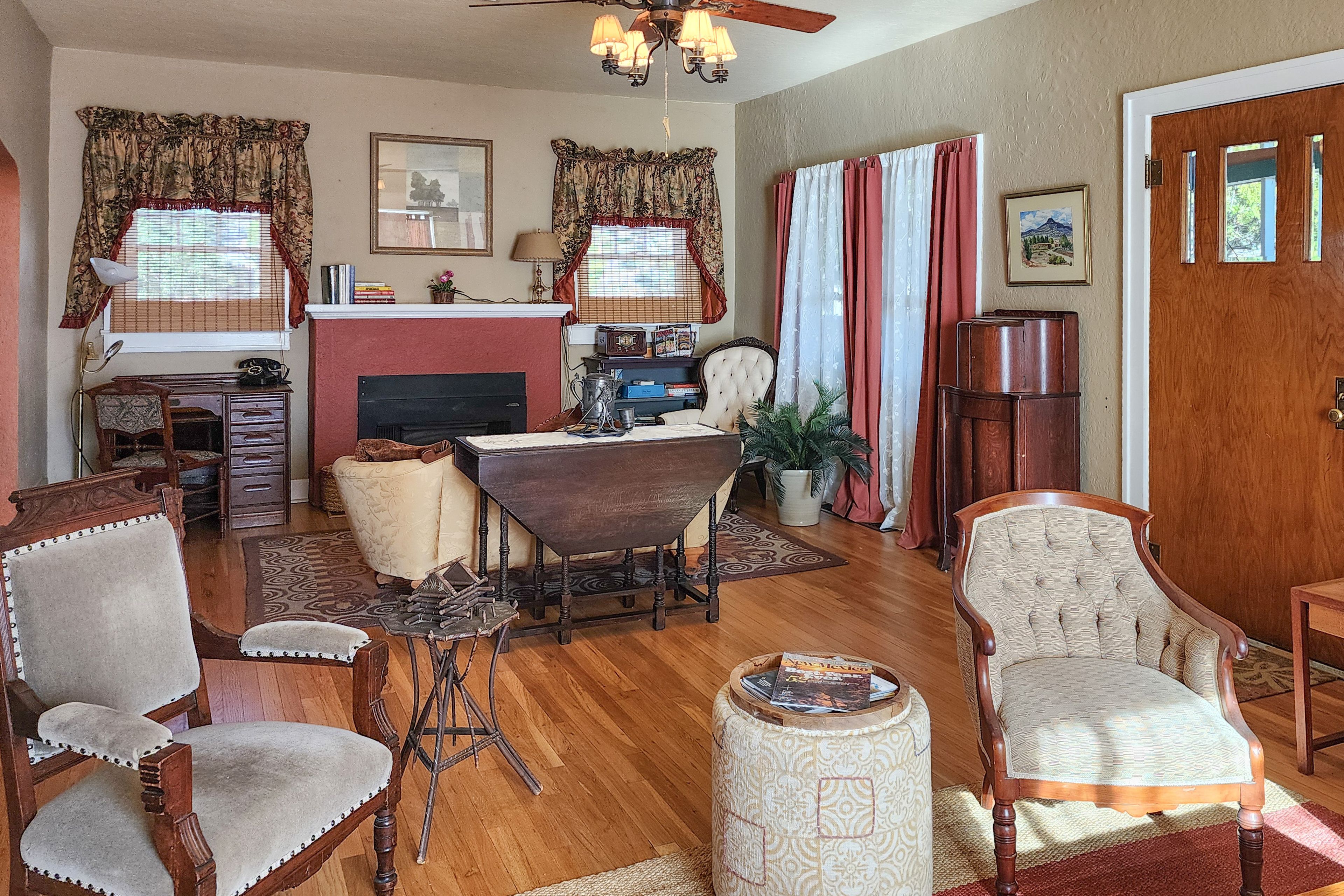 Living Room | Decorative Fireplace | Free WiFi