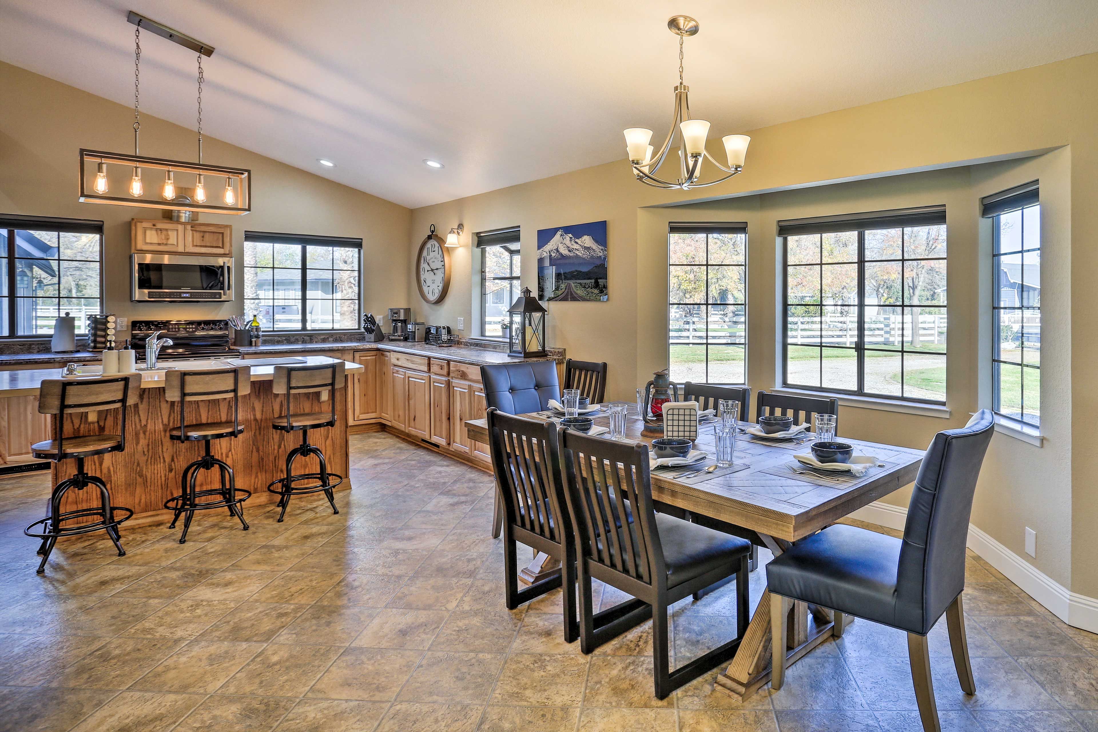 Dining Room | Dishware/Flatware Provided