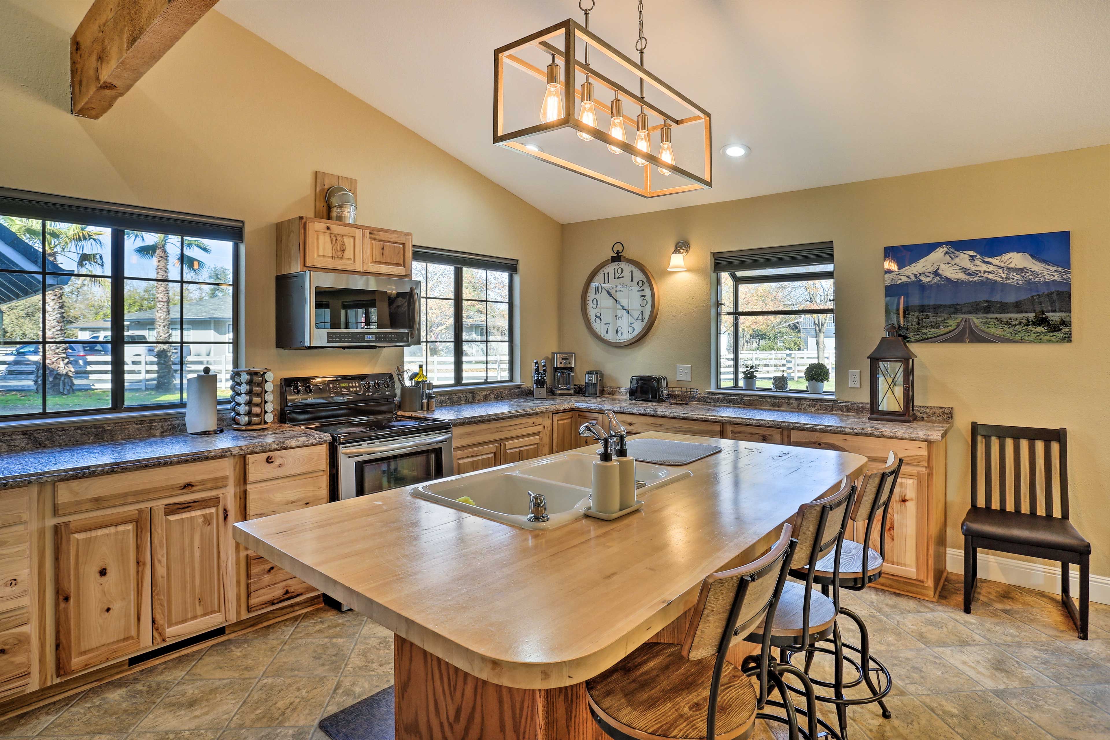 Kitchen | Paper Towels/Trash Bags Provided