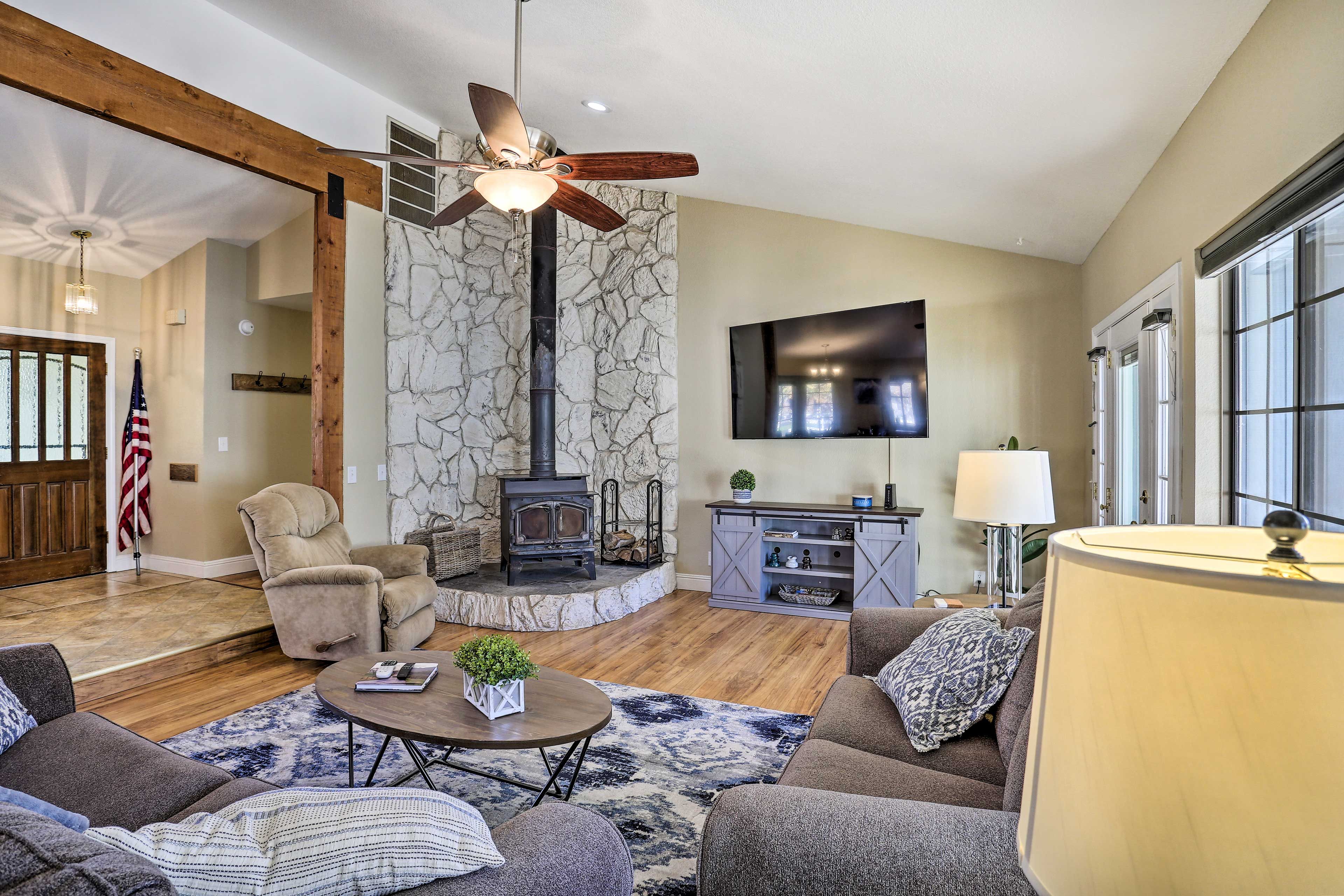 Living Room | Smart TV | Wood-Burning Fireplace